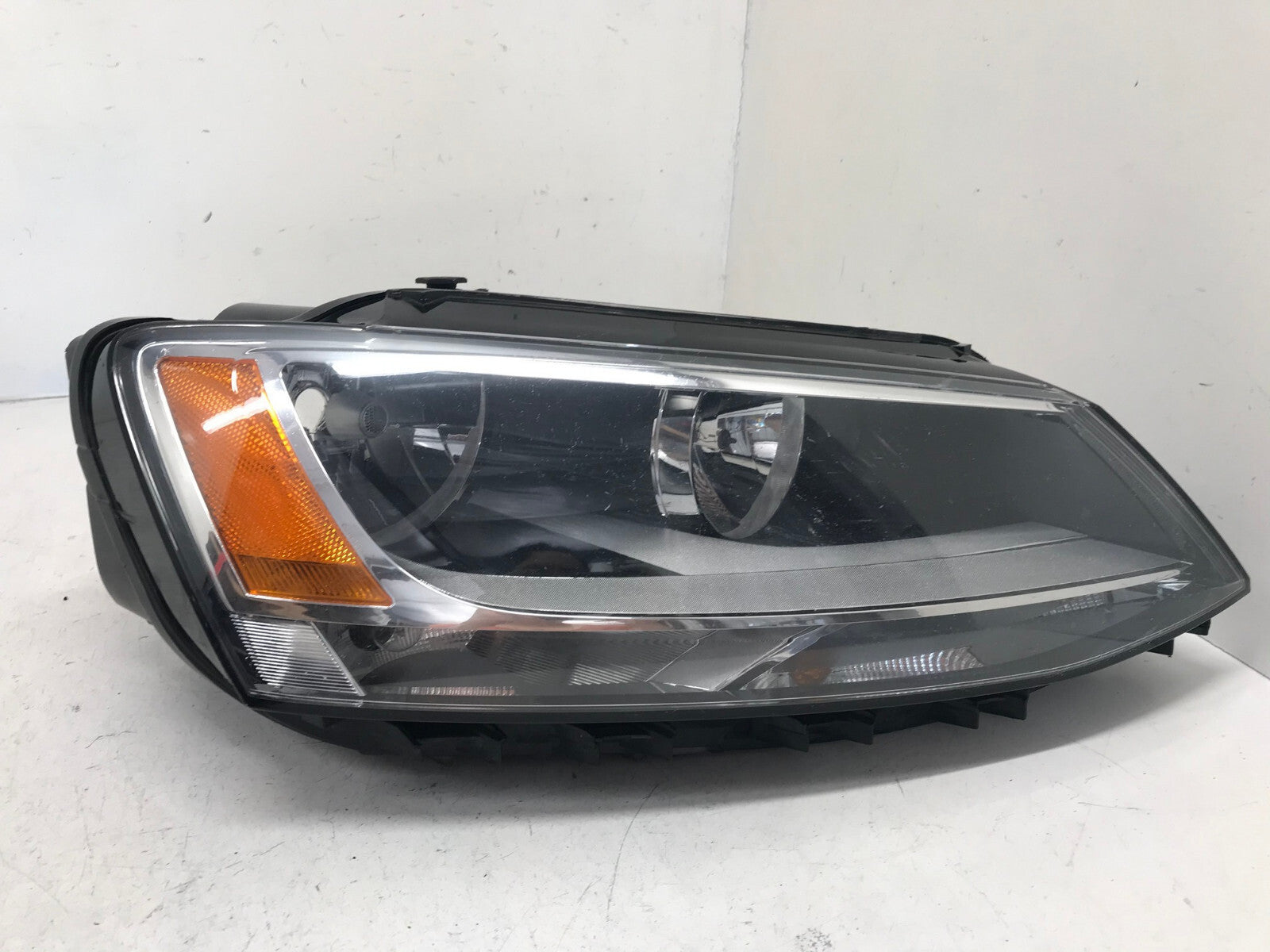 Headlight Damaged Passenger RH Volkswagen Jetta Sedan 2011-2014 5C7941006 OEM