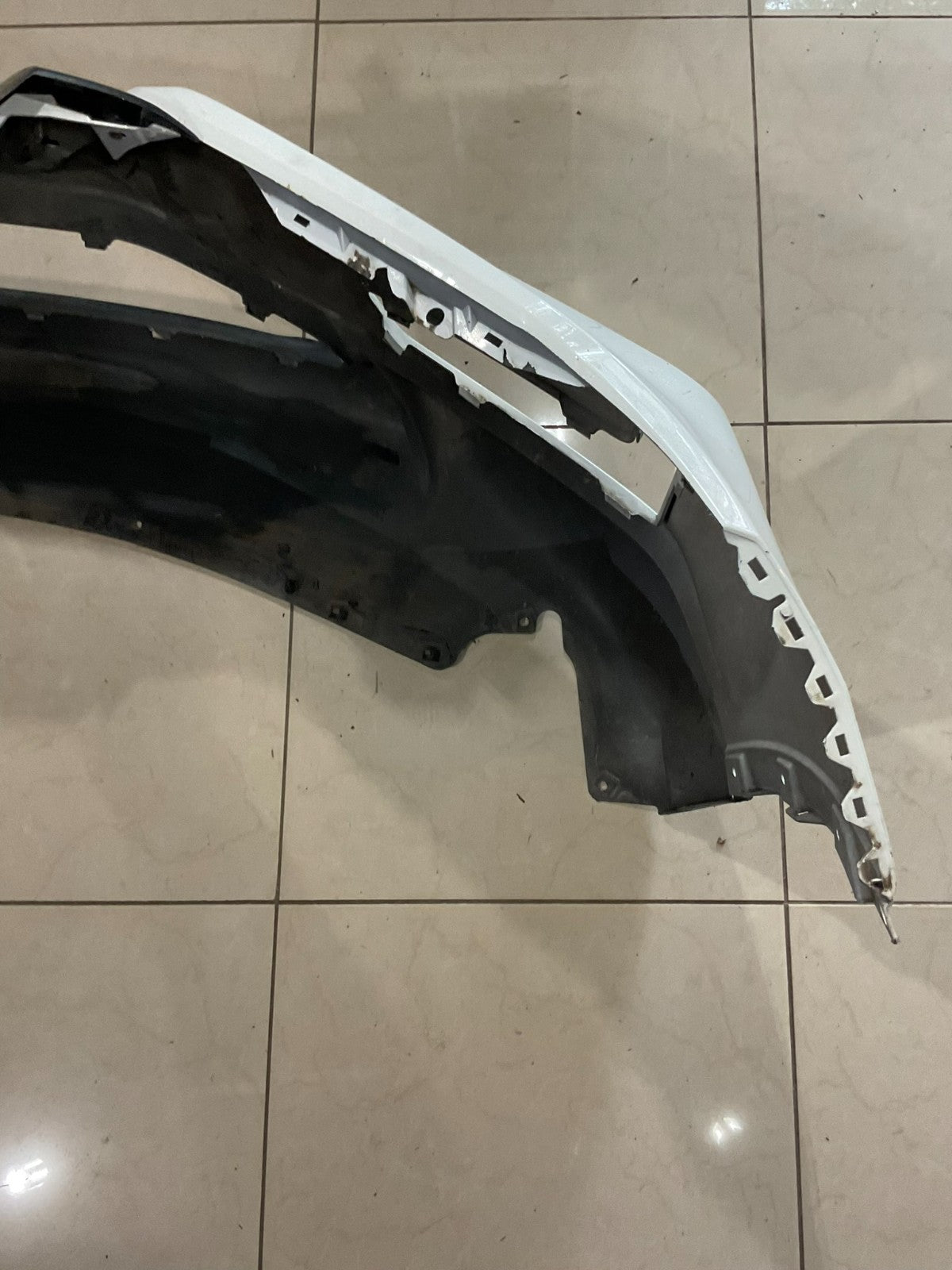 Front Bumper Cover White Nissan Rogue S SL SV SV Hybrd 17-19 62022+6fl0h OEM