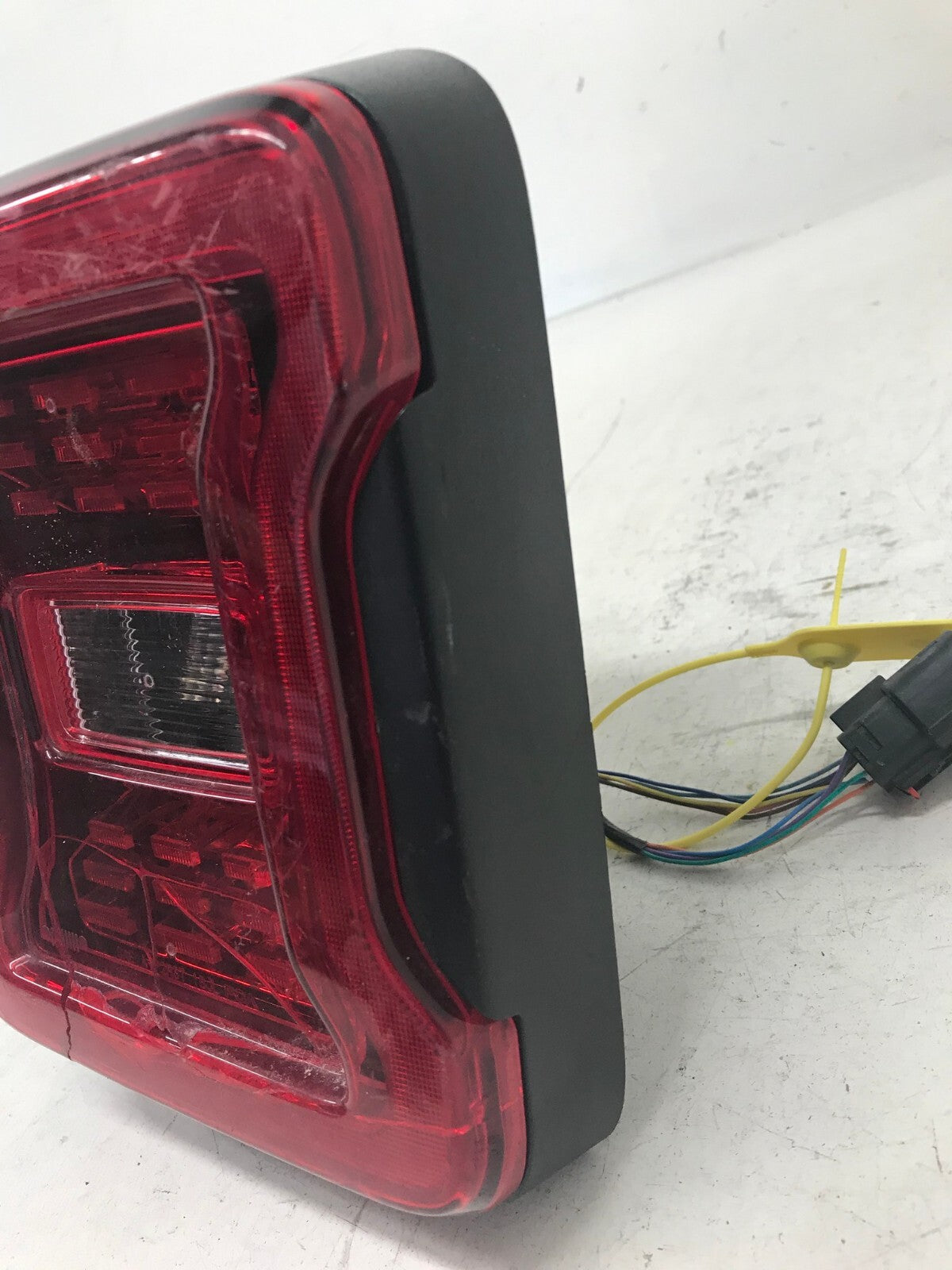 Tail light Damaged Left Driver LH 2018 2021 Jeep Wrangler 68474045AA OEM