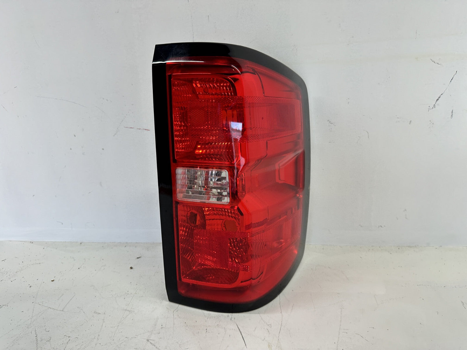 Tail Light Right Pass RH Damaged 16-19 Chevrolet Silverado 1500 84288723 OEM