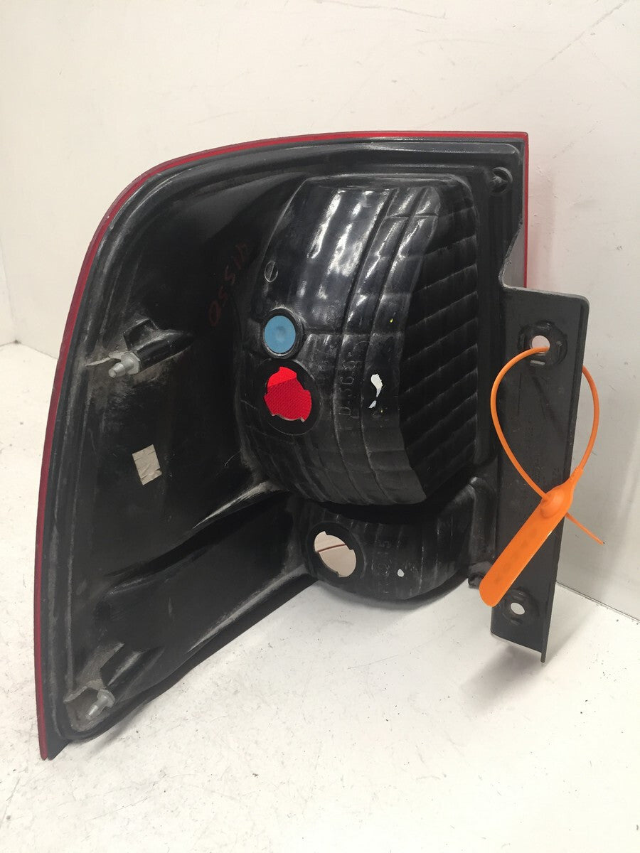 Tail light Damaged Lamp Passenger RH Ford Expedition 2003-2006 2L1Z-13404-AB OEM