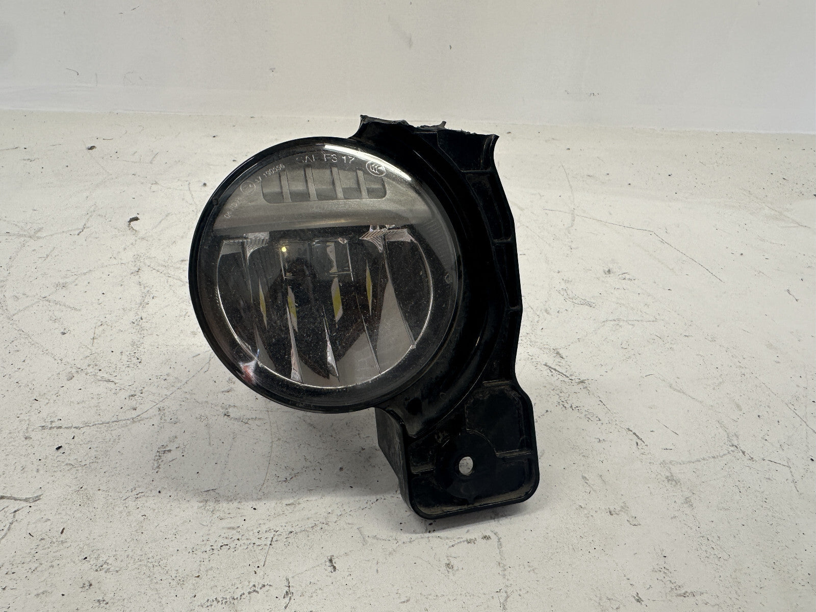 Fog light Damaged Passenger RH 2018-2021 Jeep Wrangler Gladiator 68304048AF OEM