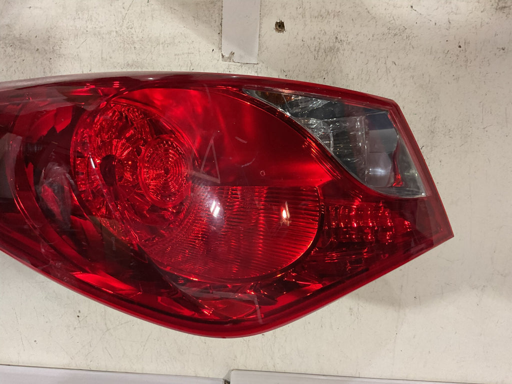 Tail light Damaged Right Passenger RH 11 - 14 Hyundai Sonata 92401-3Q OEM