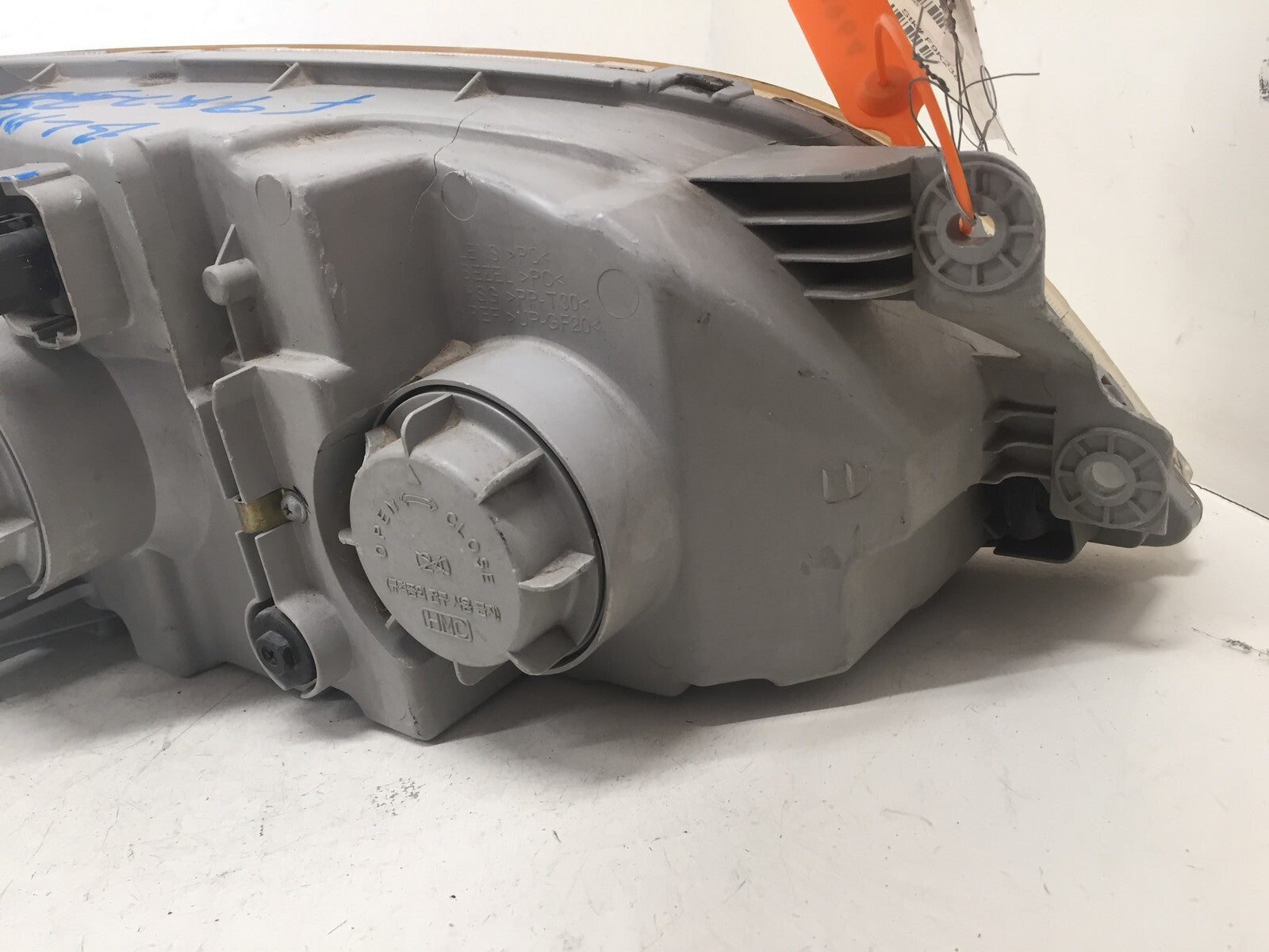 Headlight Damaged Halogen Left Driver Side Kia Sedona 2002-2005 0K52Y-1040A OEM