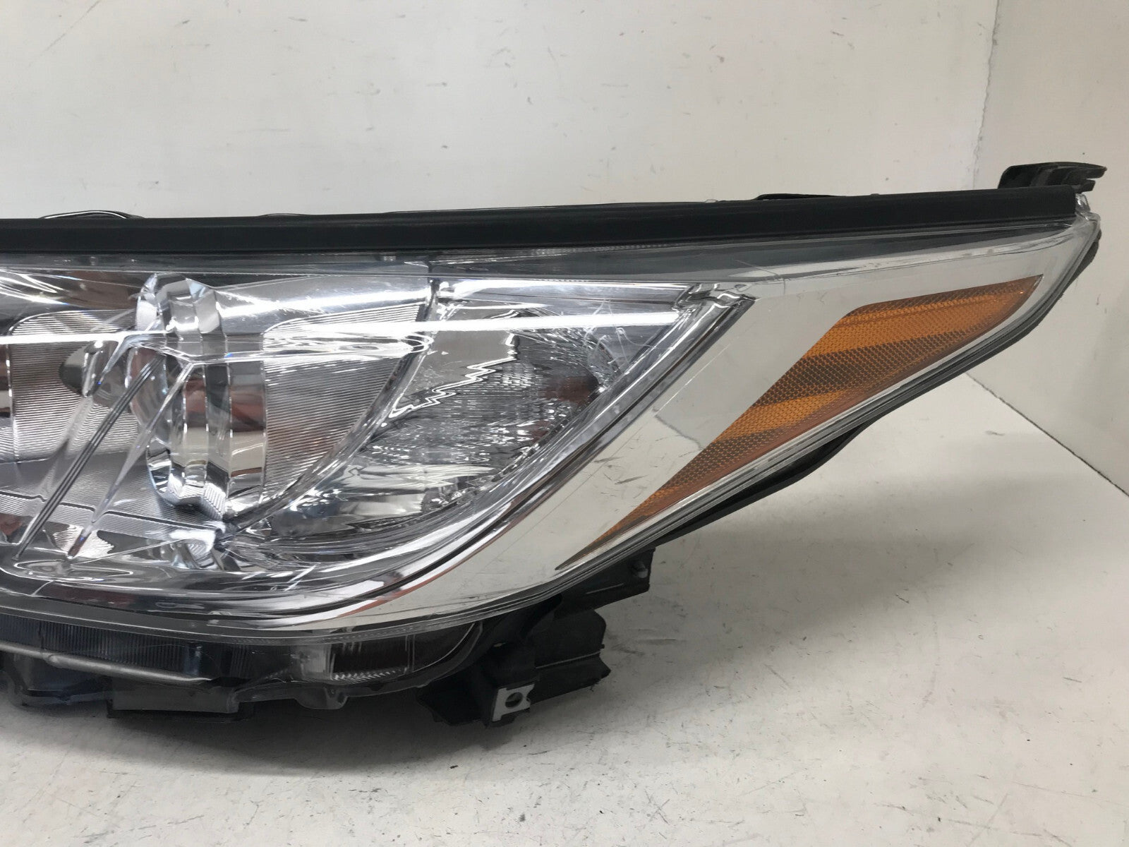 Halogen Headlight Damaged Driver LH Toyota Highlander 2017-2019 811500E330 OEM