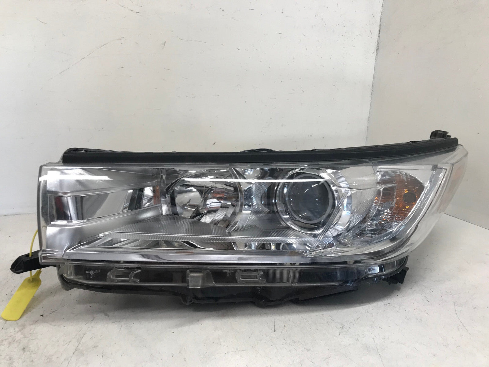 Halogen Headlight Damaged Driver LH Toyota Highlander 2017-2019 811500E330 OEM