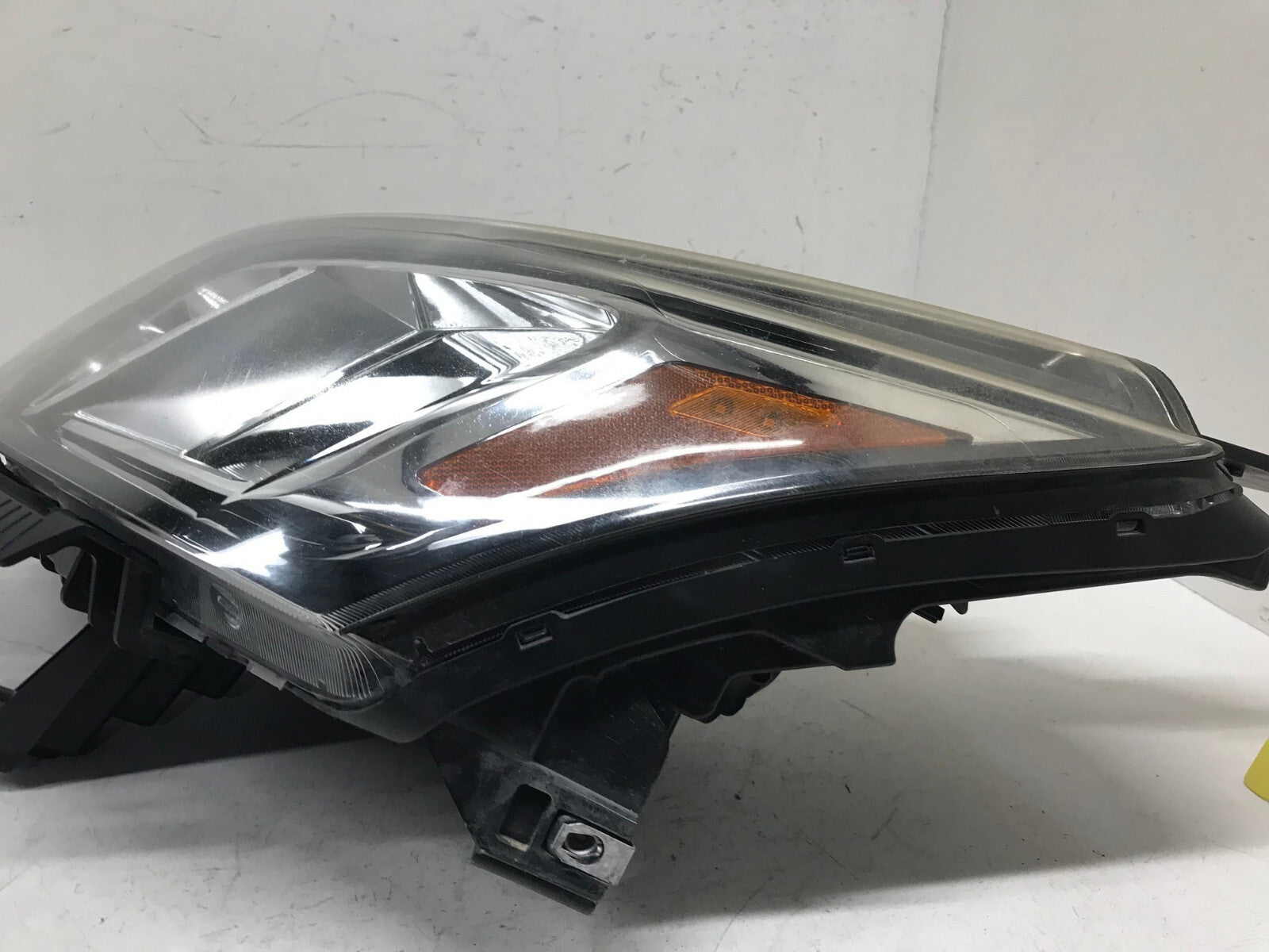 Headlight Damaged Left LH Driver 2013-2017 Chevrolet Traverse 23402604 OEM