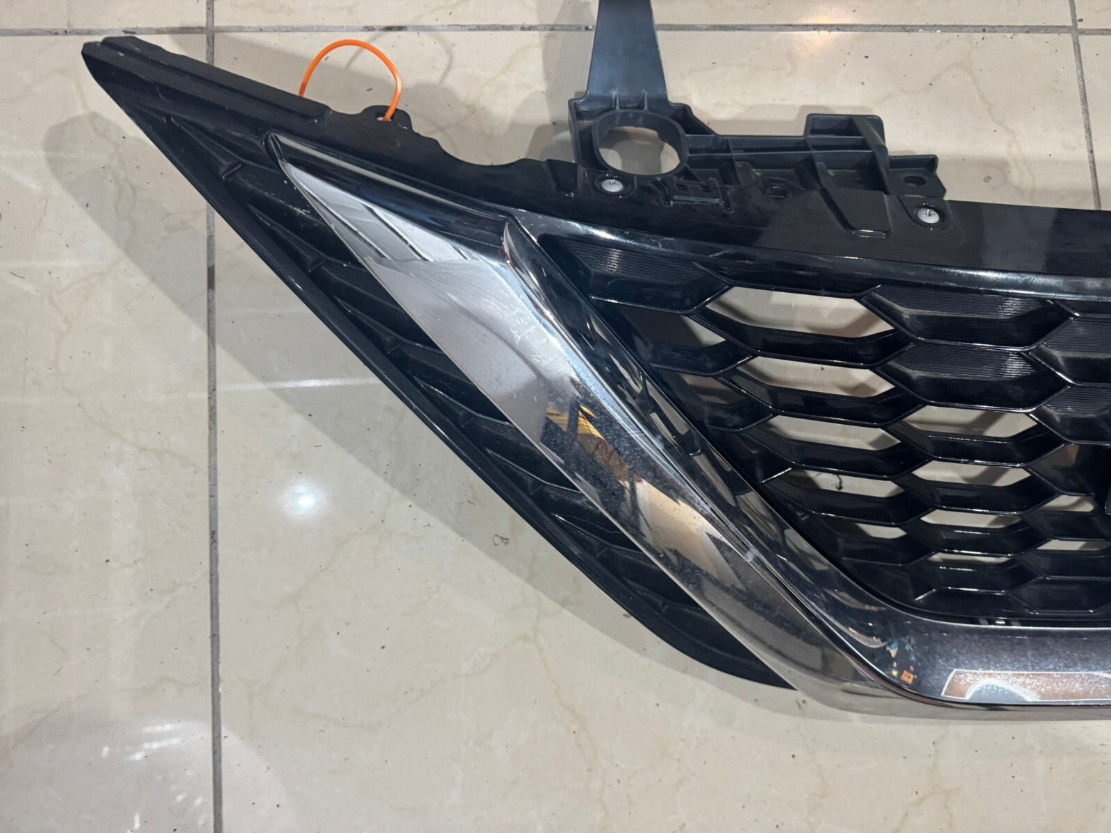 Grill Grille Black/Silver 2016 2017 2018 Nissan Sentra 62310+3yuoa OEM