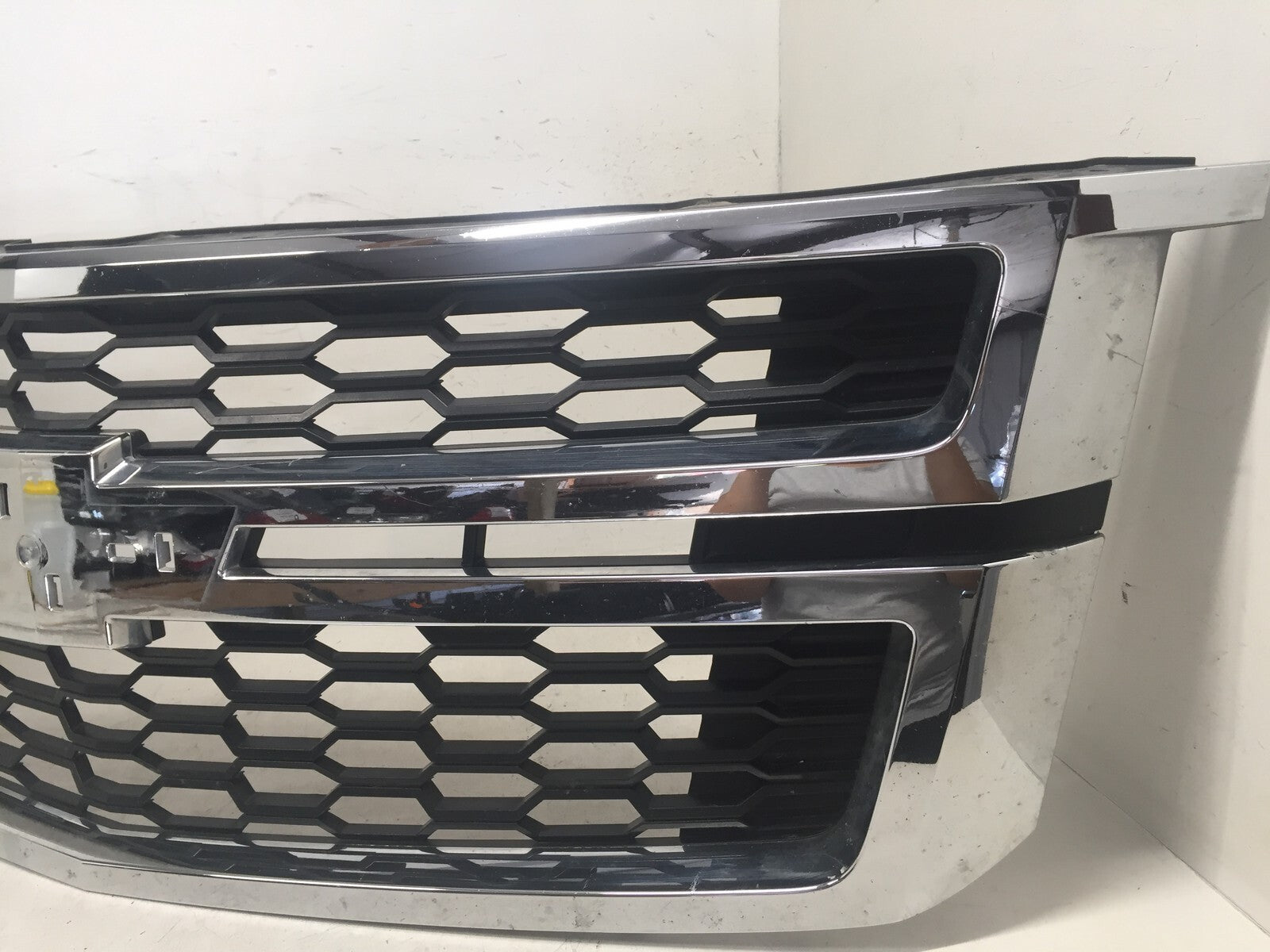 Grille Grill Chevy Suburban Tahoe 2015-2020 23440914 OEM