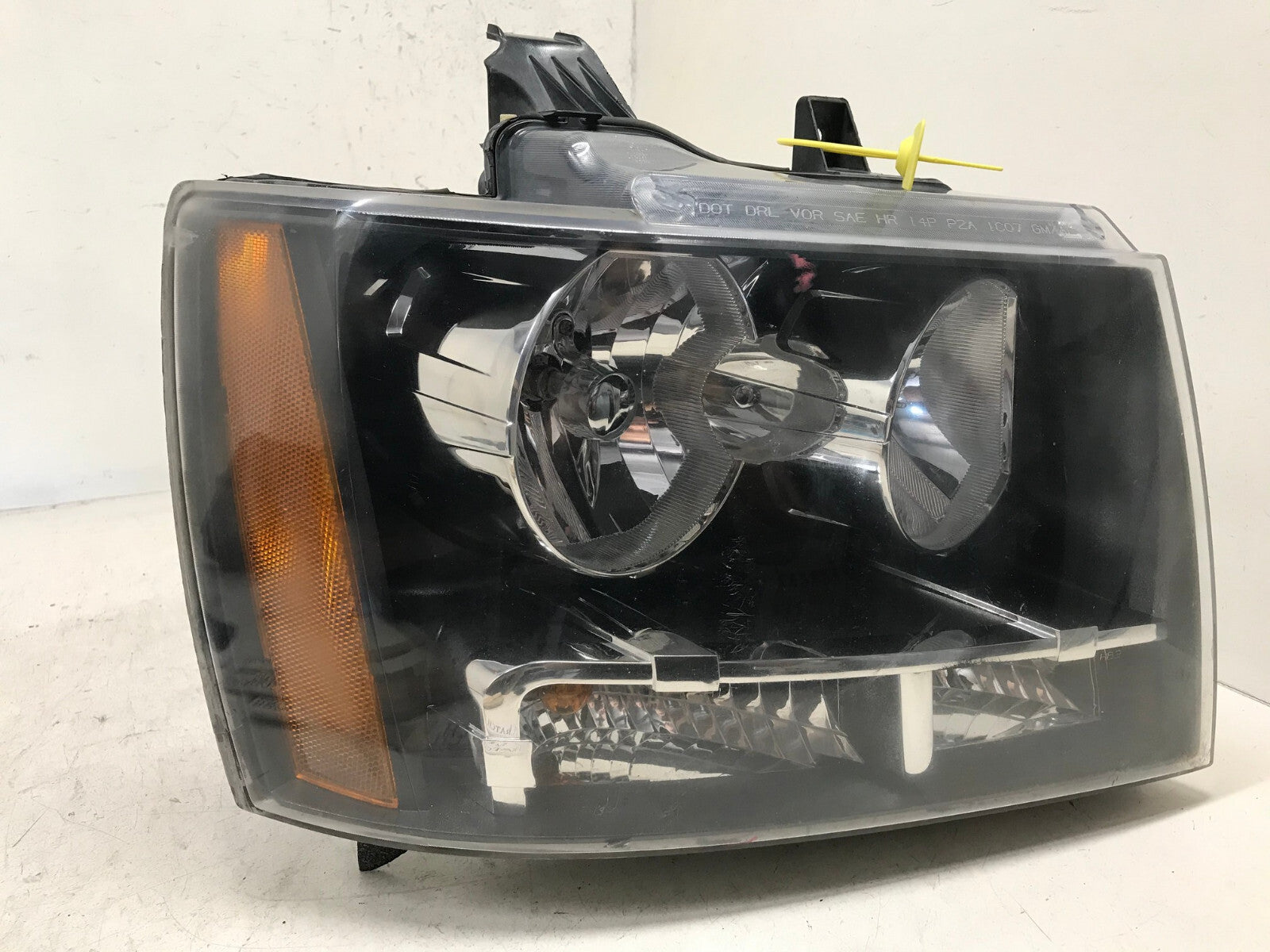Headlight Damaged Right RH Chevy Tahoe Suburban Avalanche 07-2014 20760579 OEM