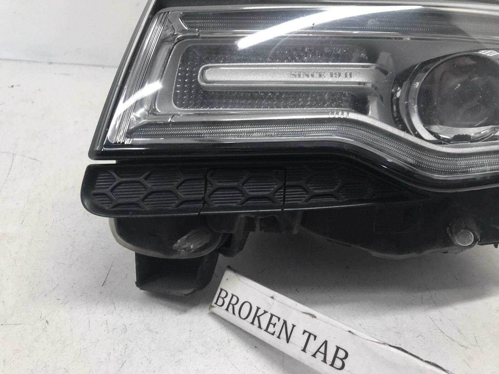 Headlight Damaged Left Driver LH Jeep Grand Cherokee 2016-2021 68144703AC OEM