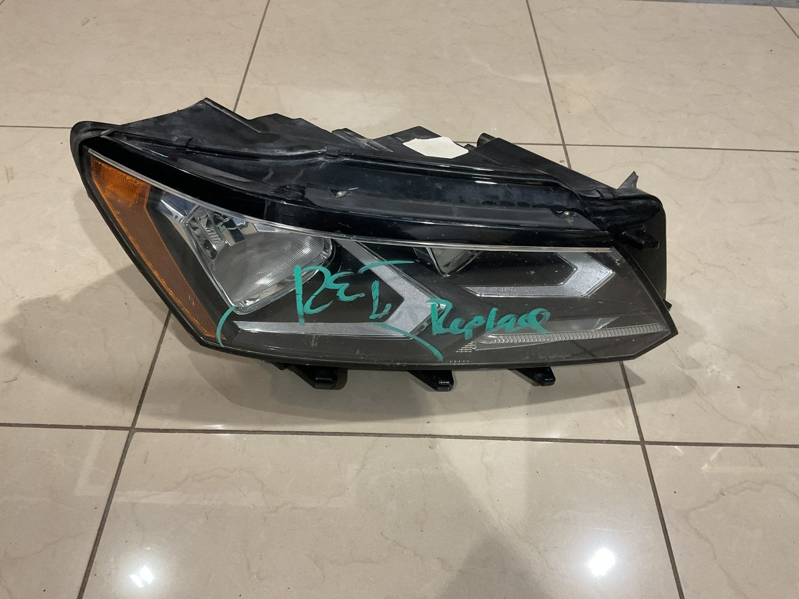Headlight Right Passenger RH 2016 2017 2018 2019 Volkswagen Passat CAPA