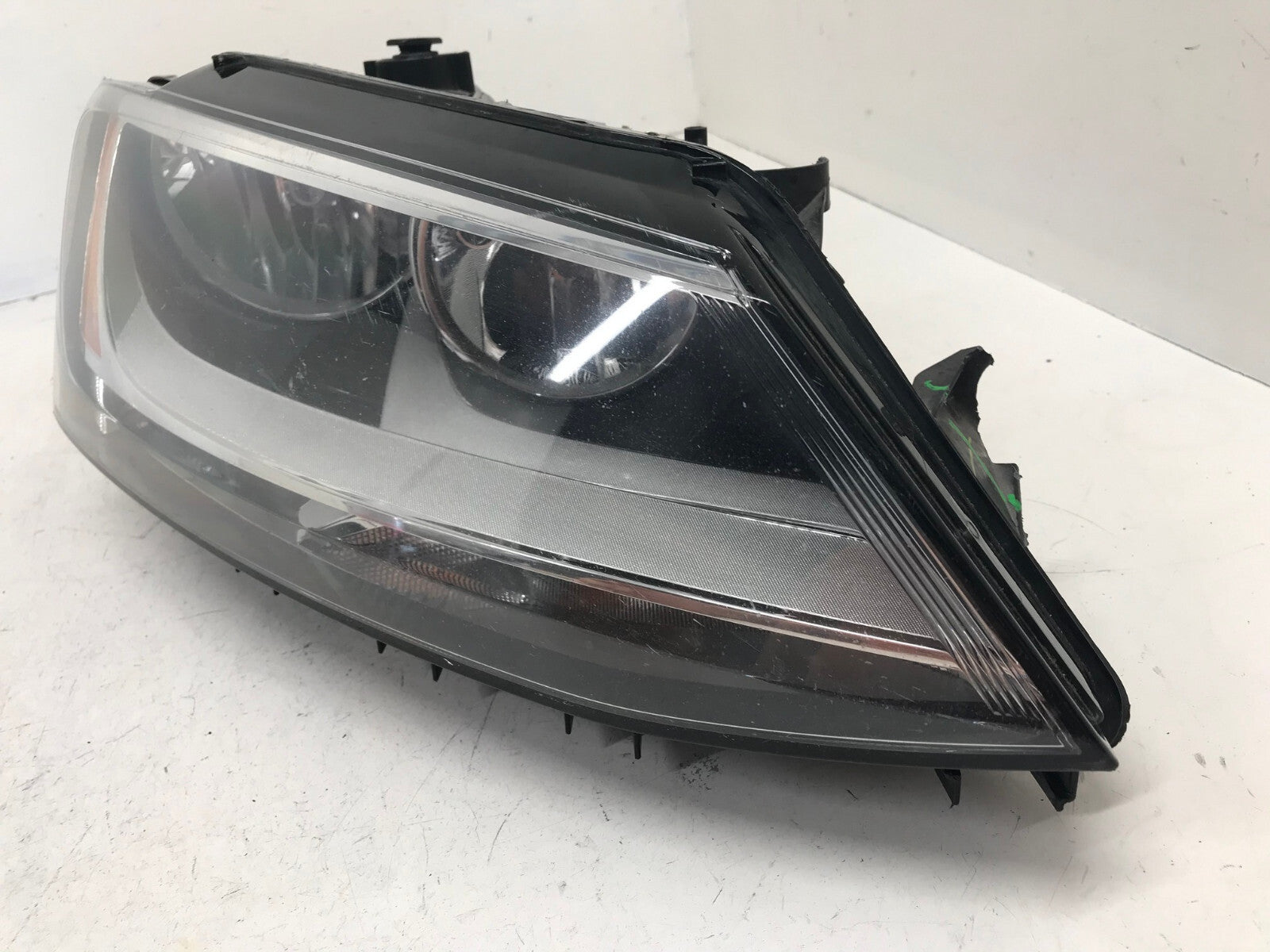 Headlight Damaged Passenger RH Volkswagen Jetta Sedan 2011-2014 5C7941006 OEM