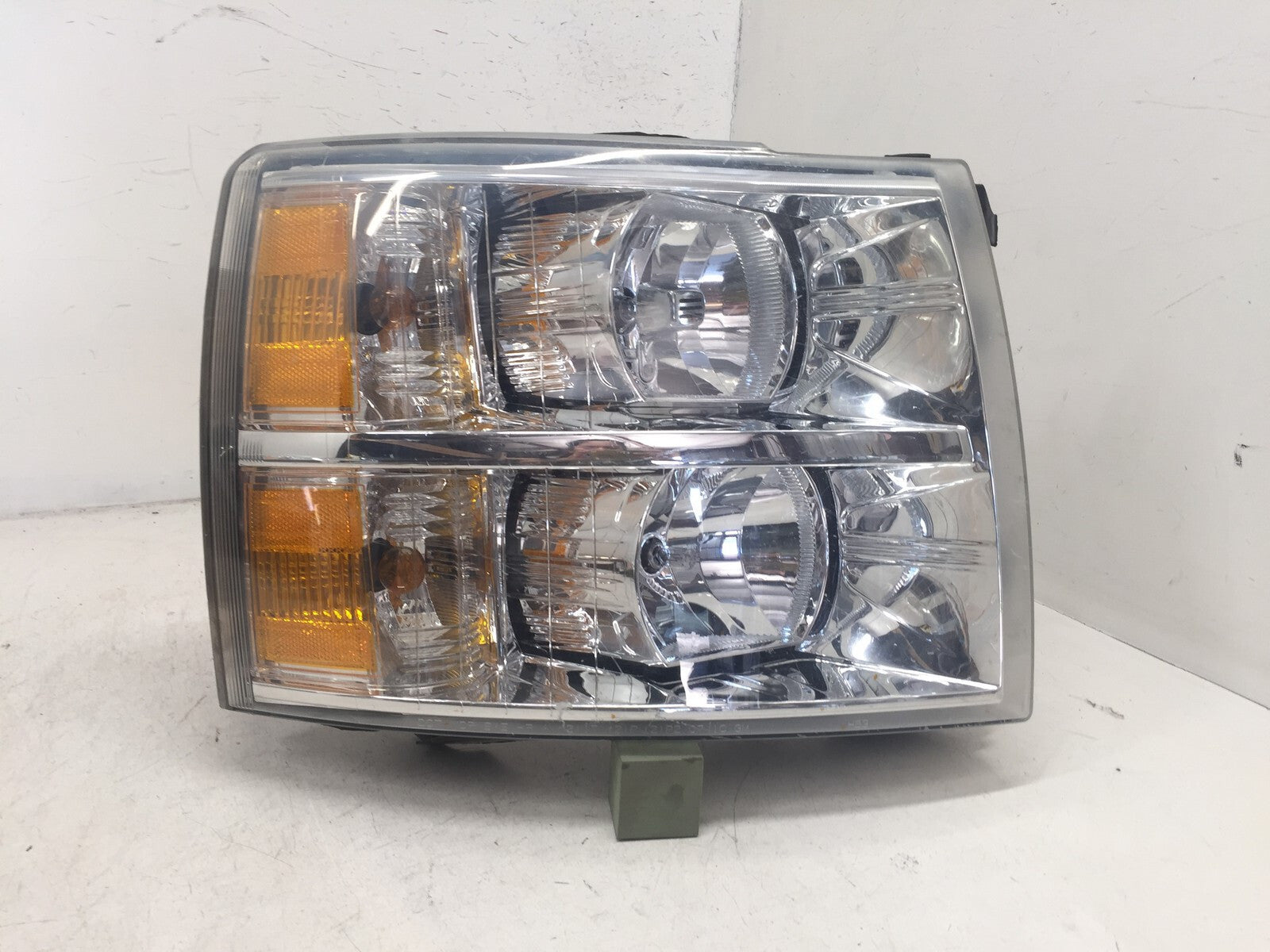 Headlight Damaged Headlamp Passenger RH Chevy Silverado Pickup Truck 07-14 OEM