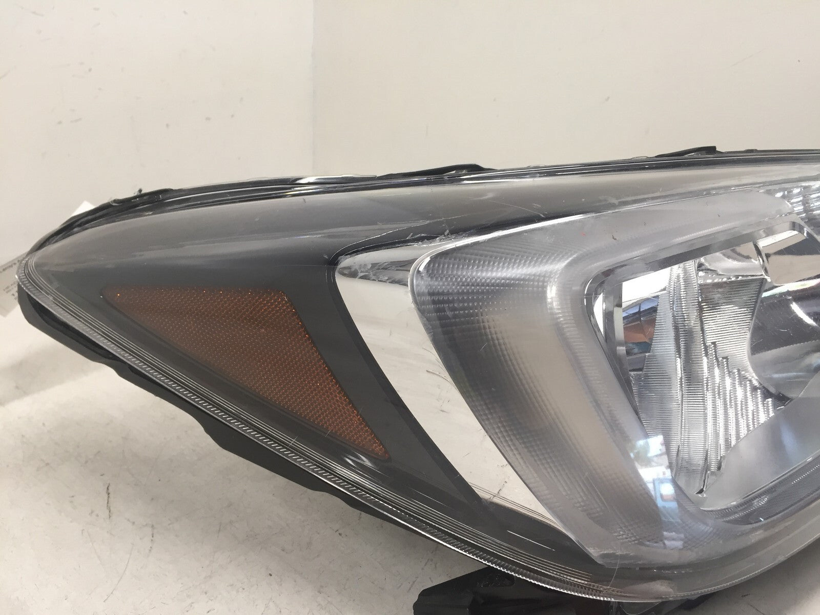 Headlight Damaged Halogen Right Passenger Kia Forester 2017 2018 84001SG280 OEM