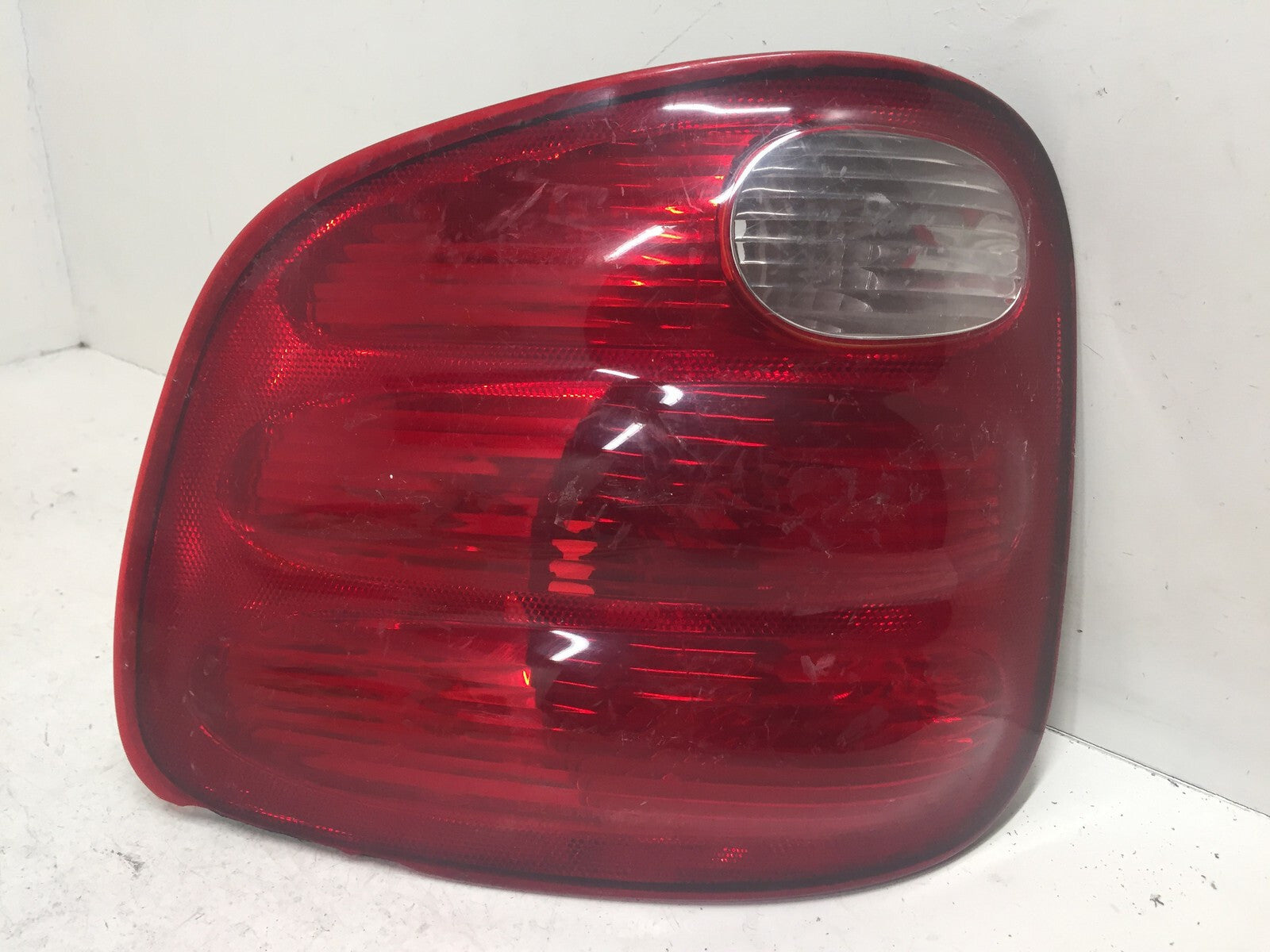 Taillight Damaged Tail Lamp Driver Rear Left LH Ford Pickup Truck F150 00-04 OEM
