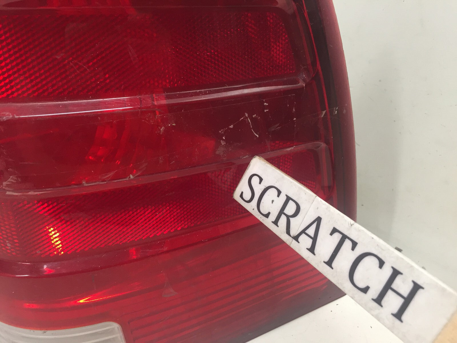 Tail light Damaged Lamp Passenger RH Ford Expedition 2003-2006 2L1Z-13404-AB OEM