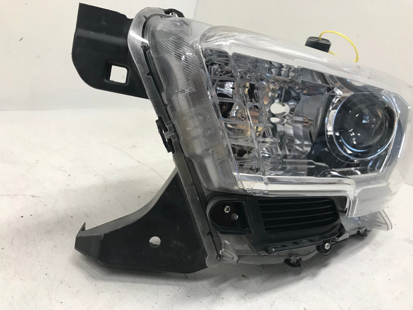 Headlight Damaged Left Driver LH Toyota Tacoma 2016-2021 8115004250 OEM