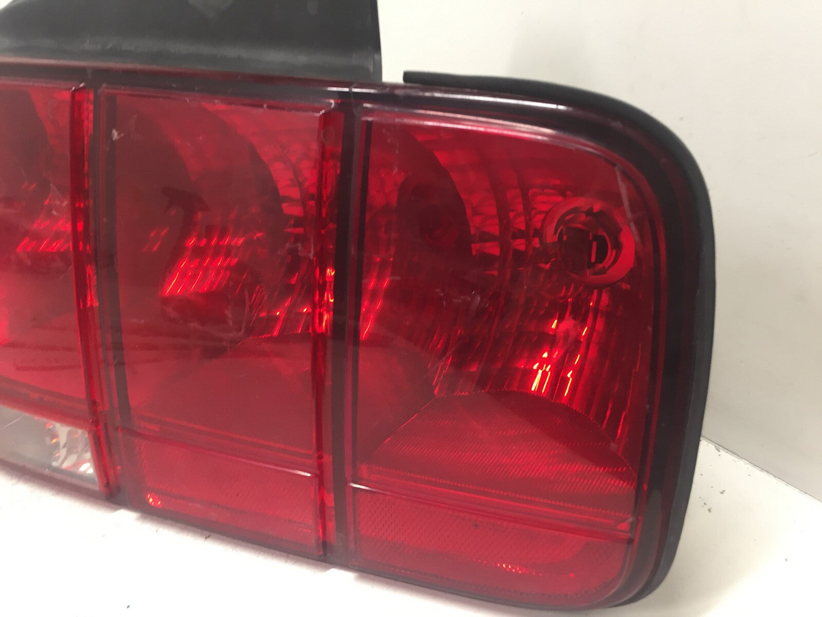 Tail light Damaged Lamp Right Passenger RH Ford Mustang 2005-2007 OEM