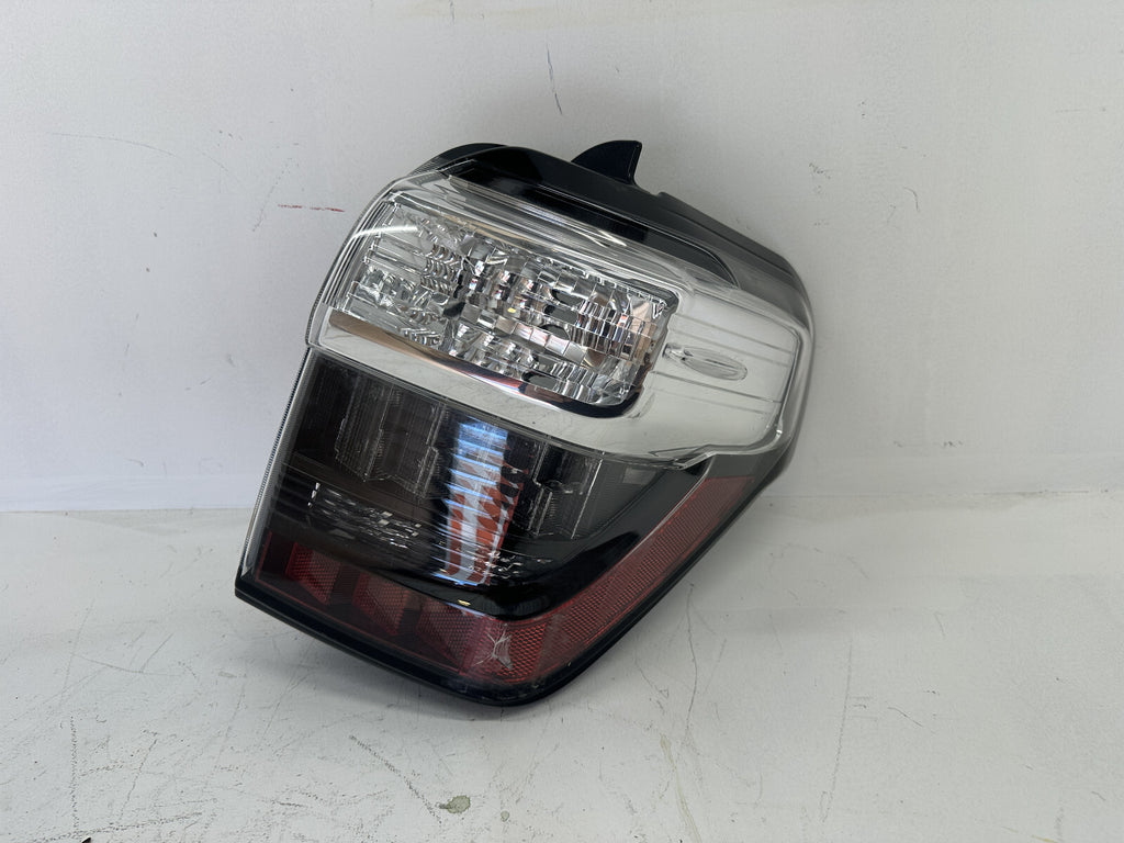 Tail light Damaged Right Passenger RH 2014-2023 Toyota 4Runner 81551-35402 OEM