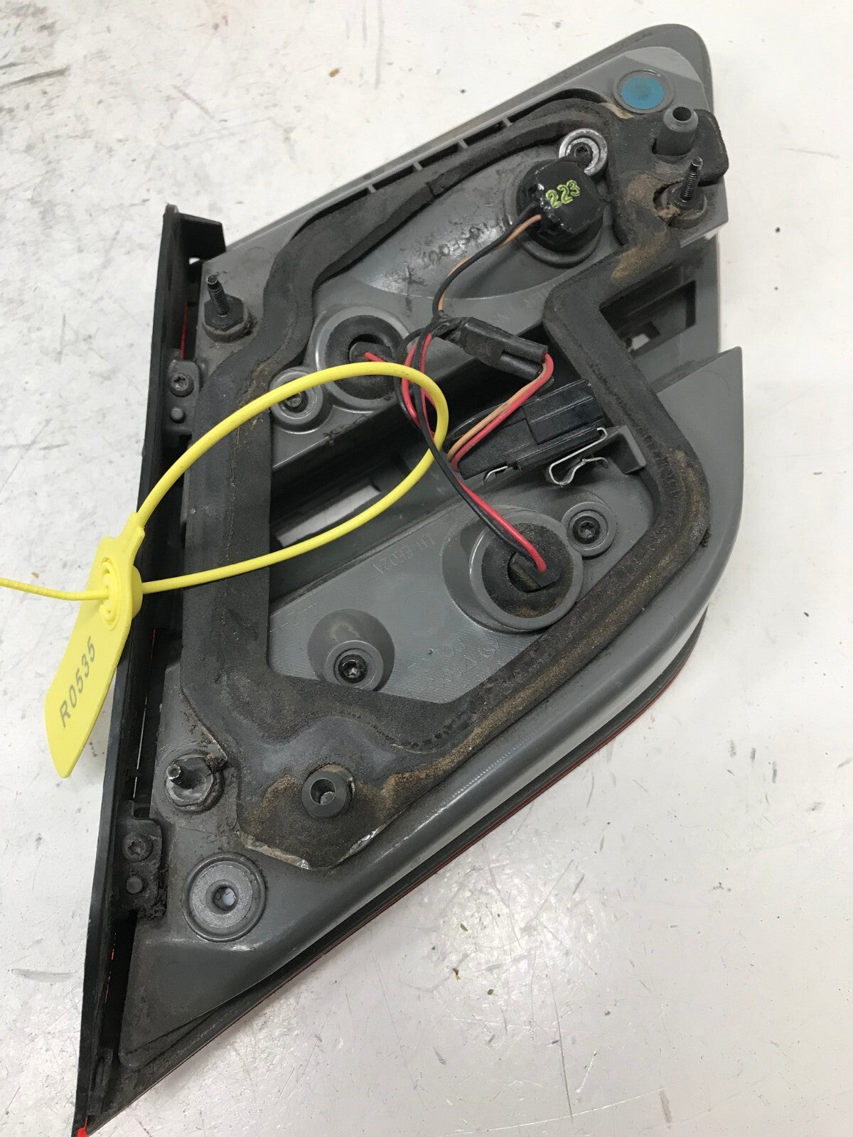 Tail light Damaged Right RH 13 14 15 16 17 18 19 Taurus SDN DG13-15B502-A OEM
