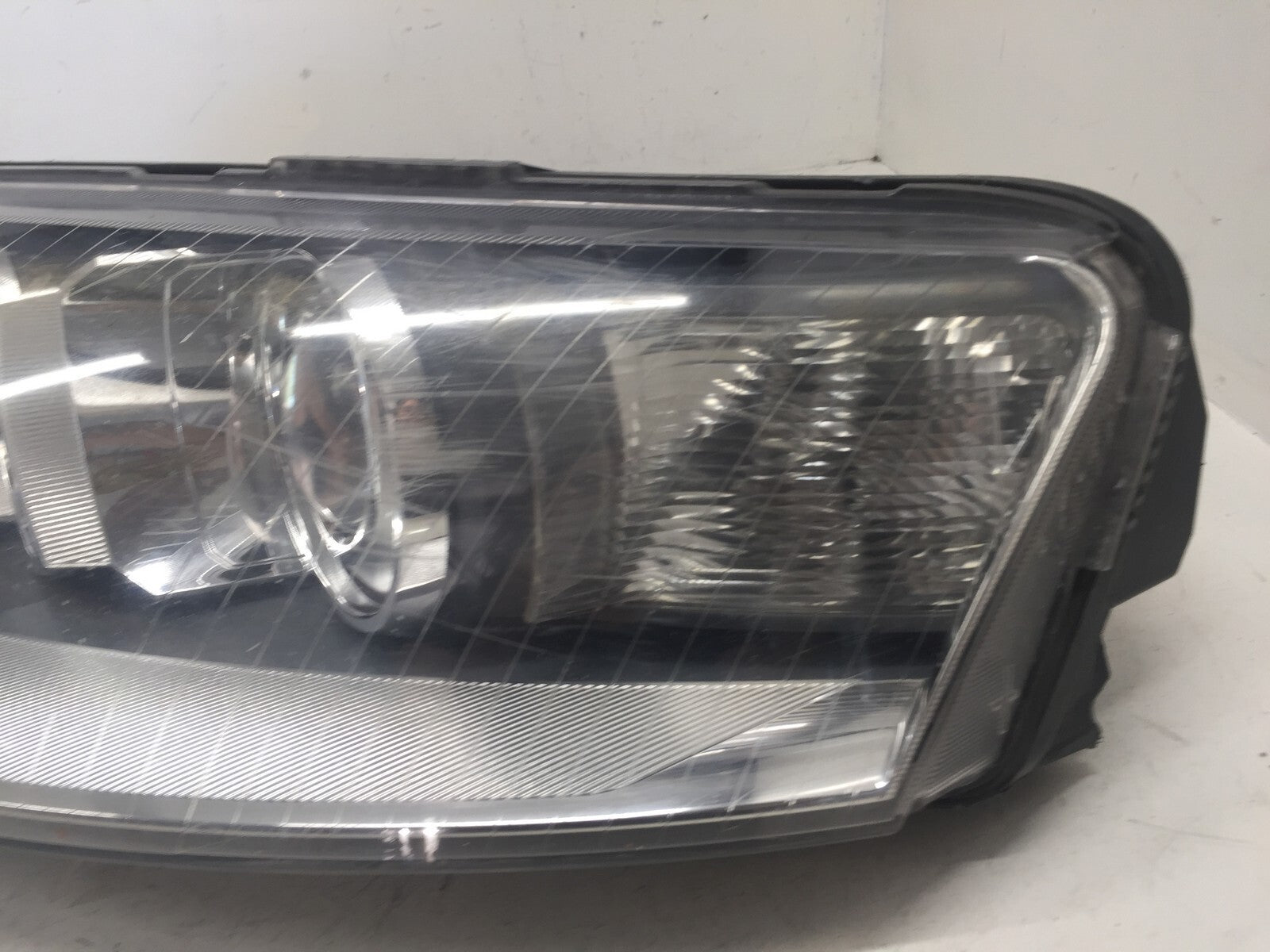 Xenon HID Headlight Damaged Driver Left LH Audi A6 2005-2008 4F0941003BD OEM2
