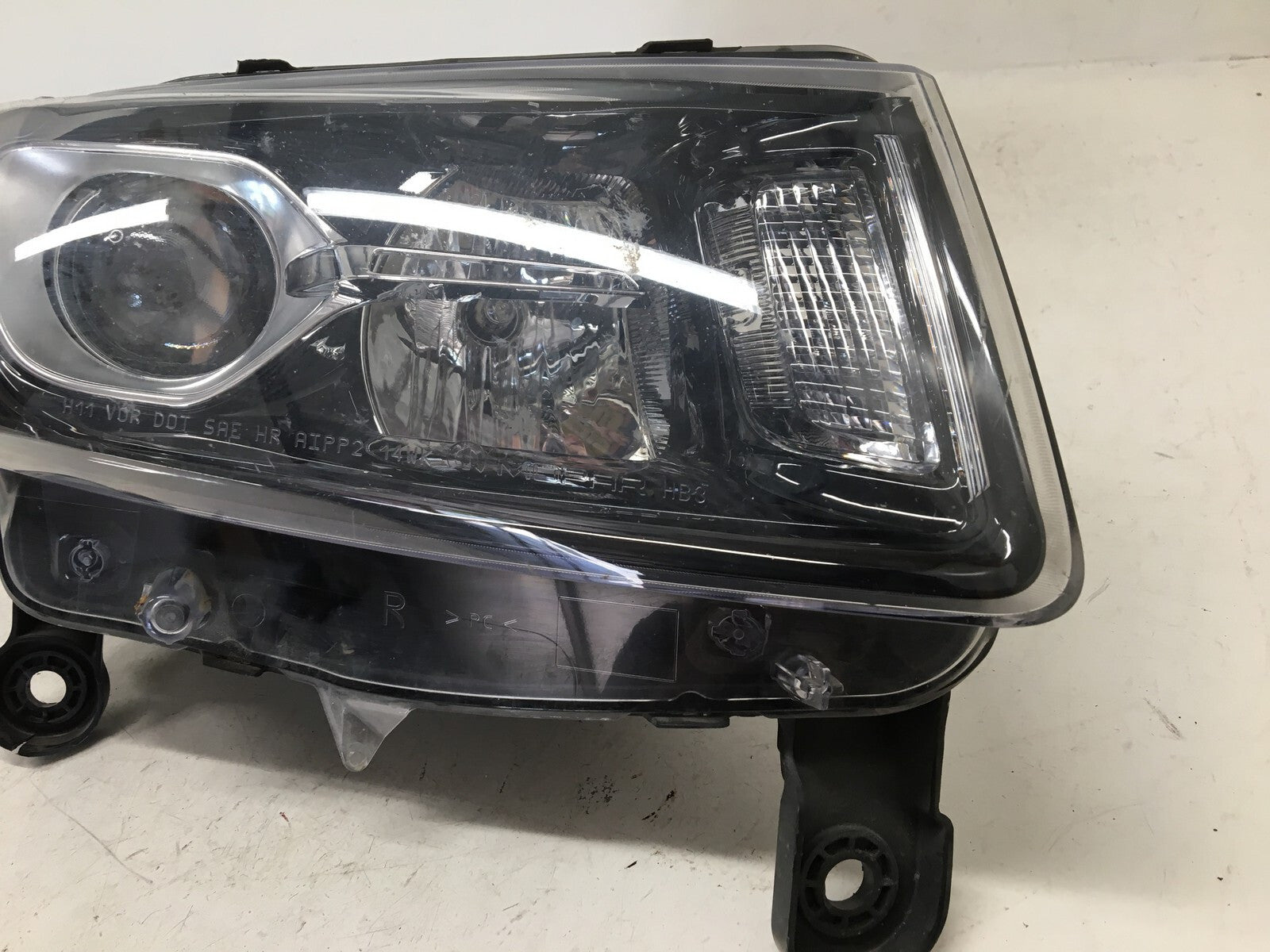 Headlight Damaged Passenger RH Jeep Grand Cherokee 2014 2015 68236108AC OEM