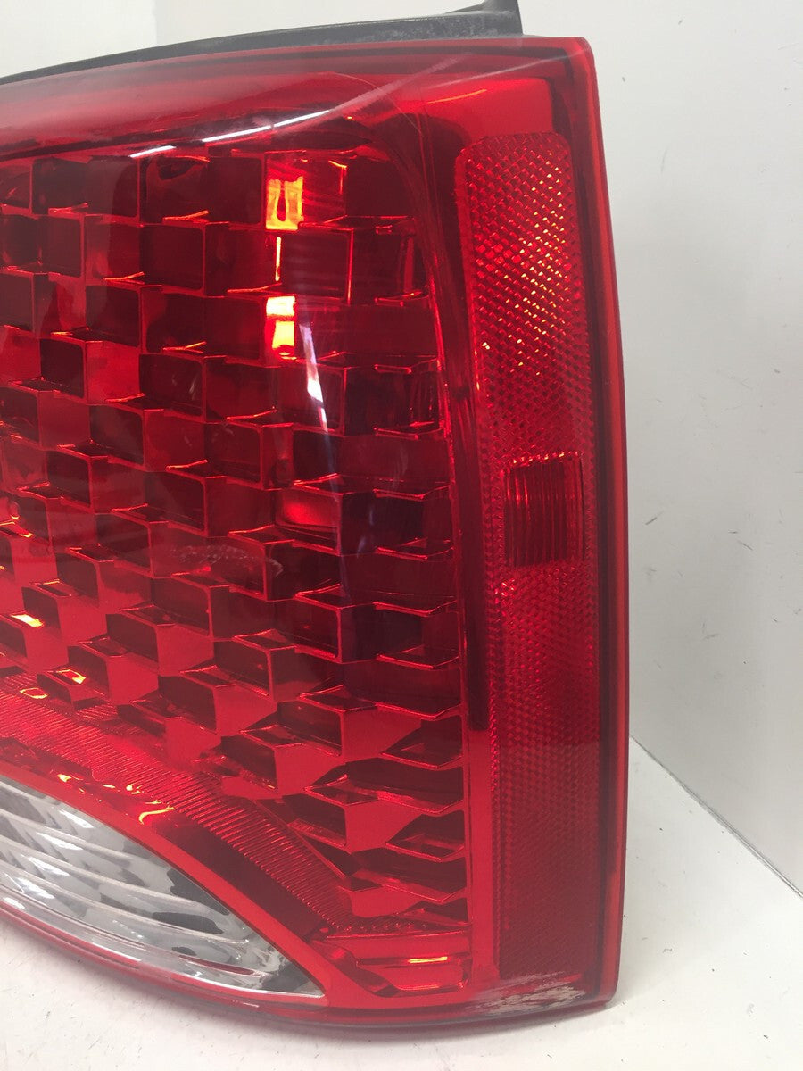 Tail light Damaged Right Passenger RH Kia Sorento 2012-2013 92402-1U000 OEM