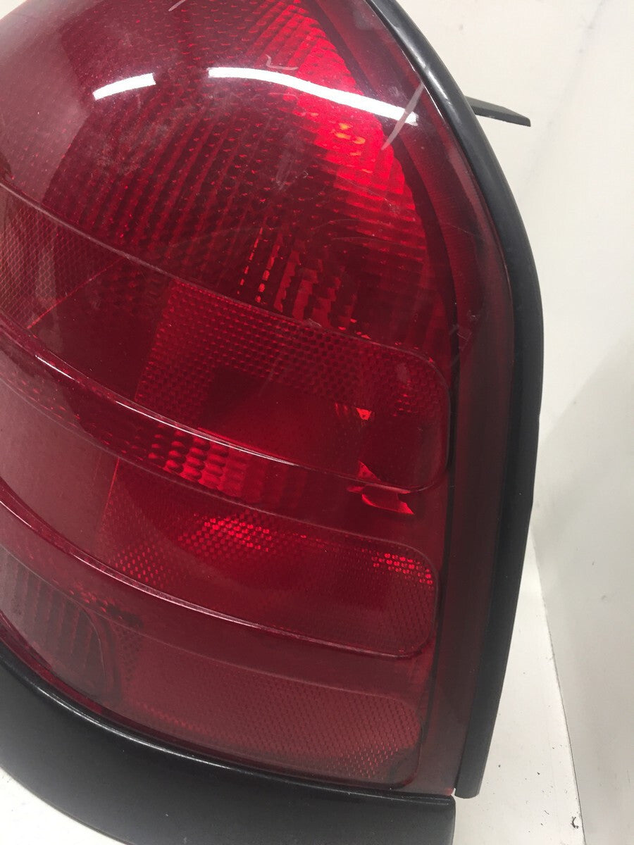 Tail light Damaged Lamp Right RH Ford Crown Victoria 04-2011 8W7Z-13405-A OEM