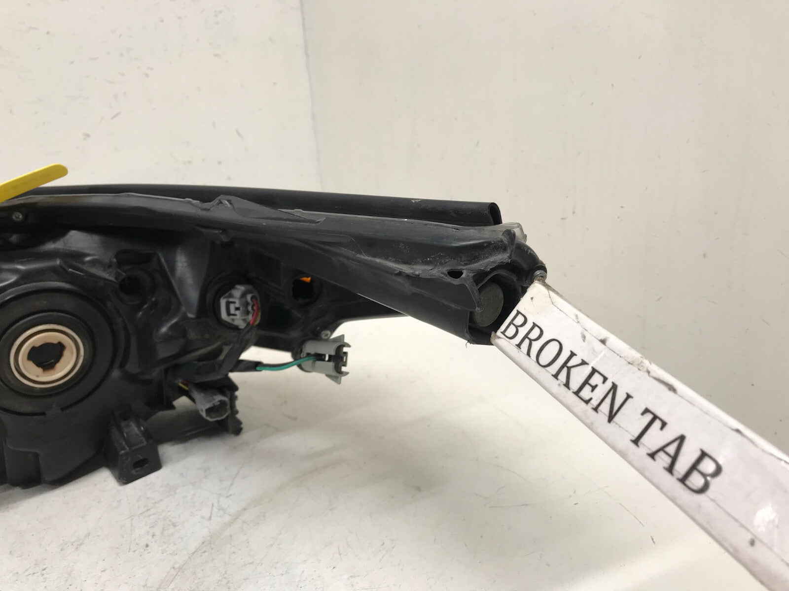Headlight Damaged RH Passenger 2014 2015 2016 Toyota Highlander 81110-0E250 OEM