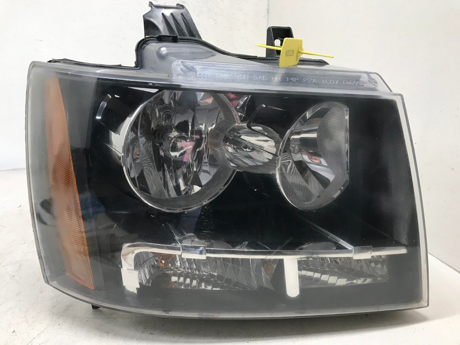 Headlight Damaged Right RH Chevy Tahoe Suburban Avalanche 07-2014 20760579 OEM