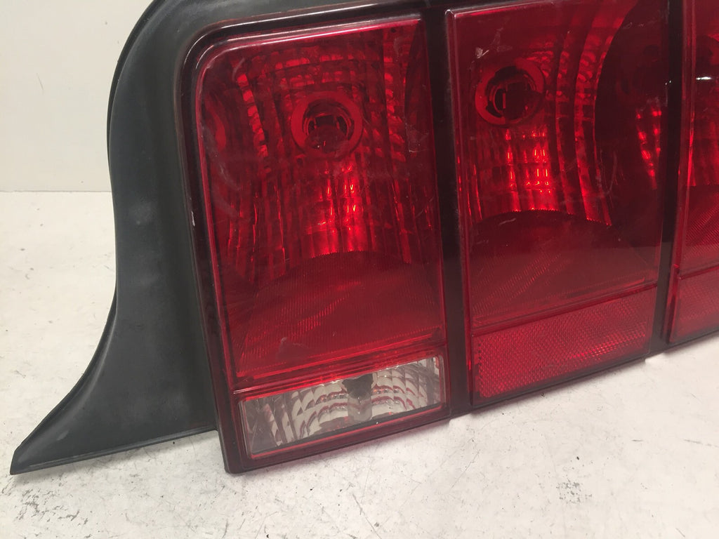 Tail light Damaged Lamp Right Passenger RH Ford Mustang 2005-2007 OEM