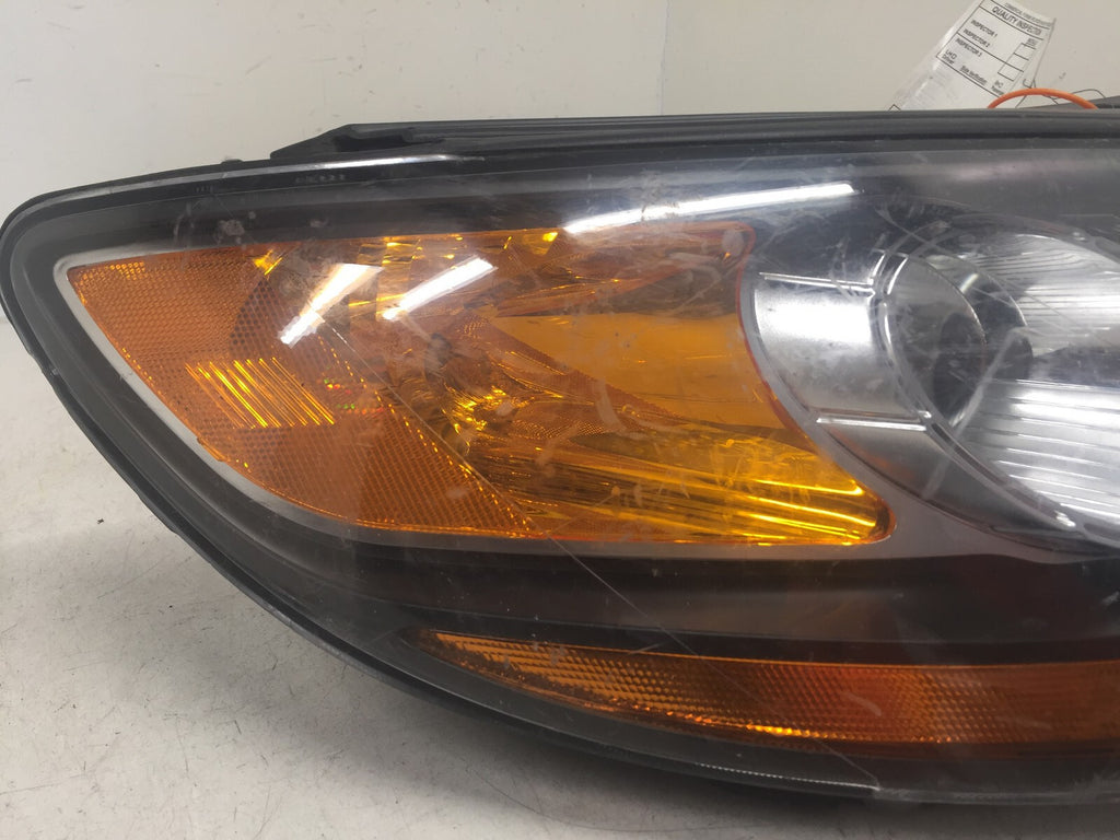 Headlight Damaged Passenger Side RH Hyundai Santa Fe 2010-2012 92102-0W100 OEM