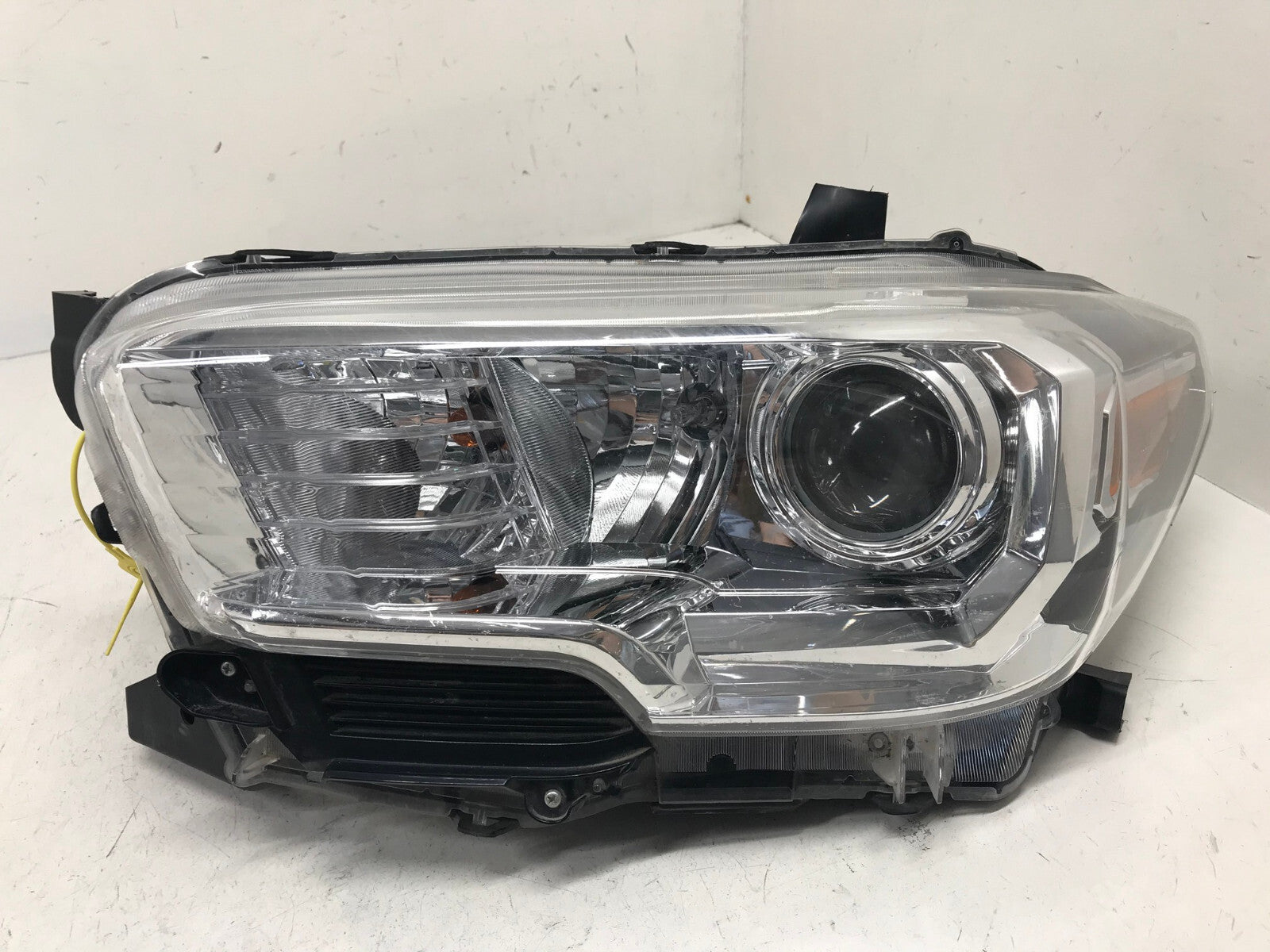 Headlight Damaged Left Driver LH Toyota Tacoma 2016-2021 8115004250 OEM