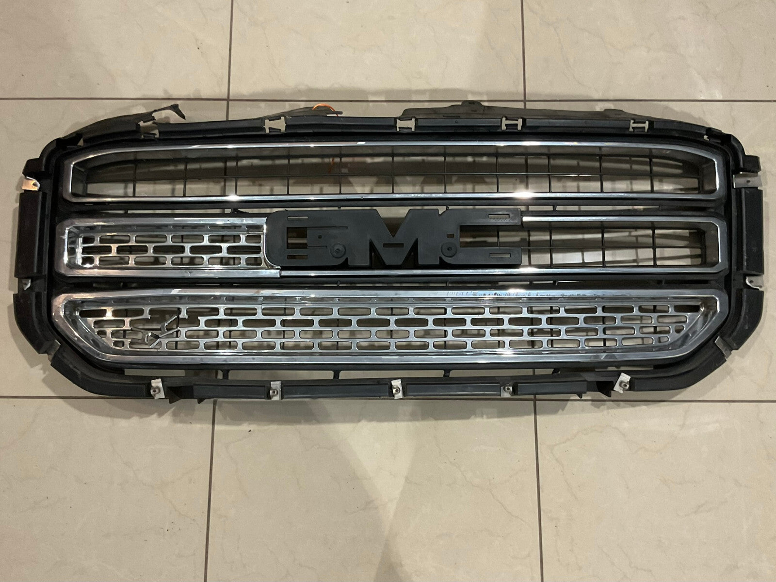 Grille Grill Black & Silver 2015-2018 GMC Yukon 84119634 OEM