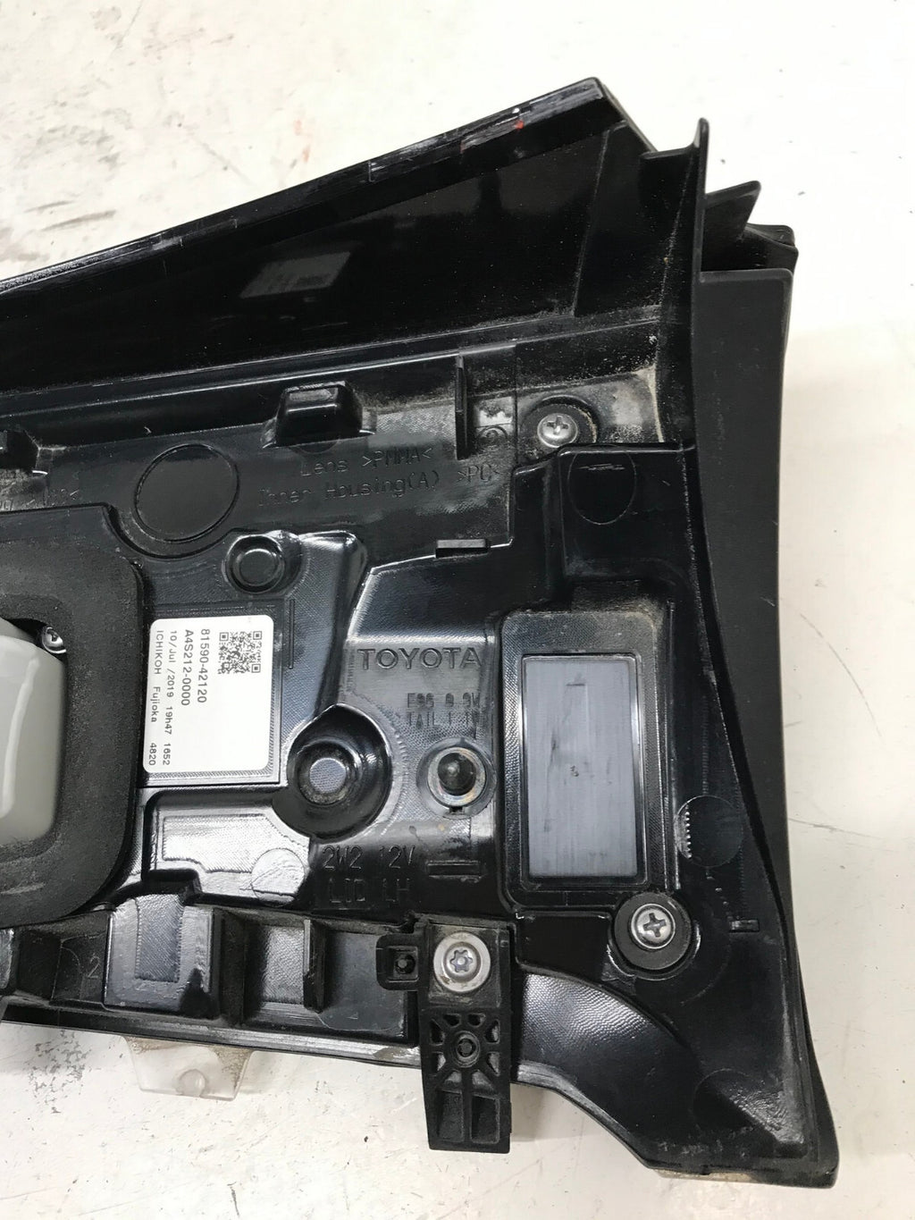 Tail light Damaged LH Driver 2019 2020 2021 Toyota RAV4 81590-42120 OEM