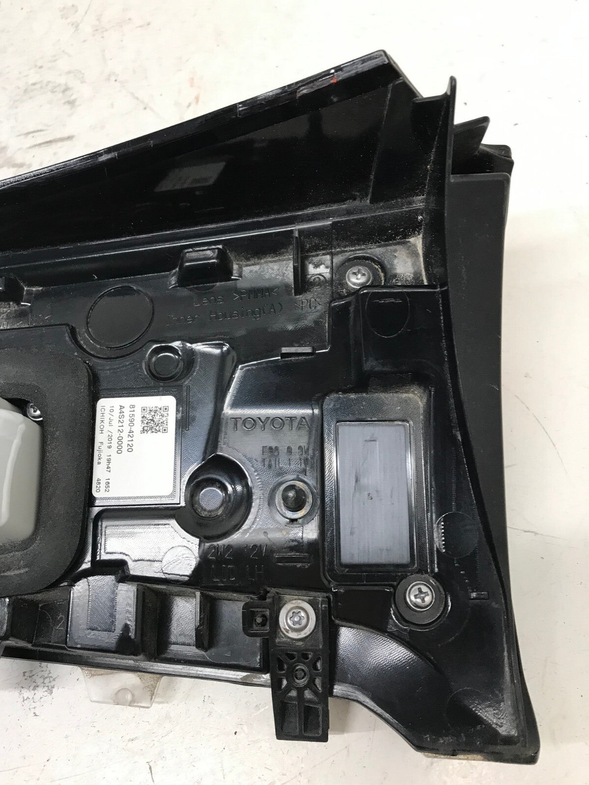 Tail light Damaged LH Driver 2019 2020 2021 Toyota RAV4 81590-42120 OEM