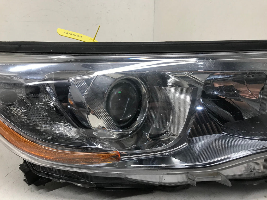 Headlight Damaged RH Passenger 2014 2015 2016 Toyota Highlander 81110-0E250 OEM