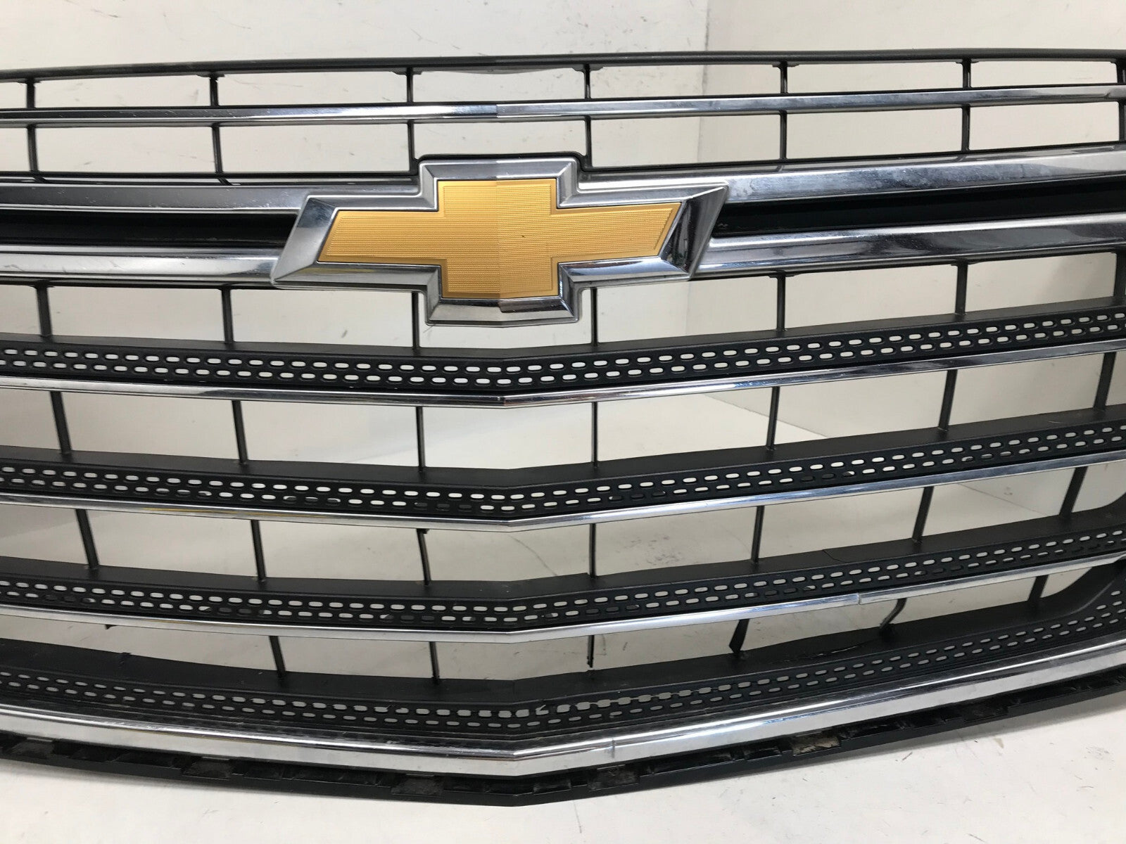 Grille Grill 2018-2020 Chevrolet Traverse 23376131 OEM