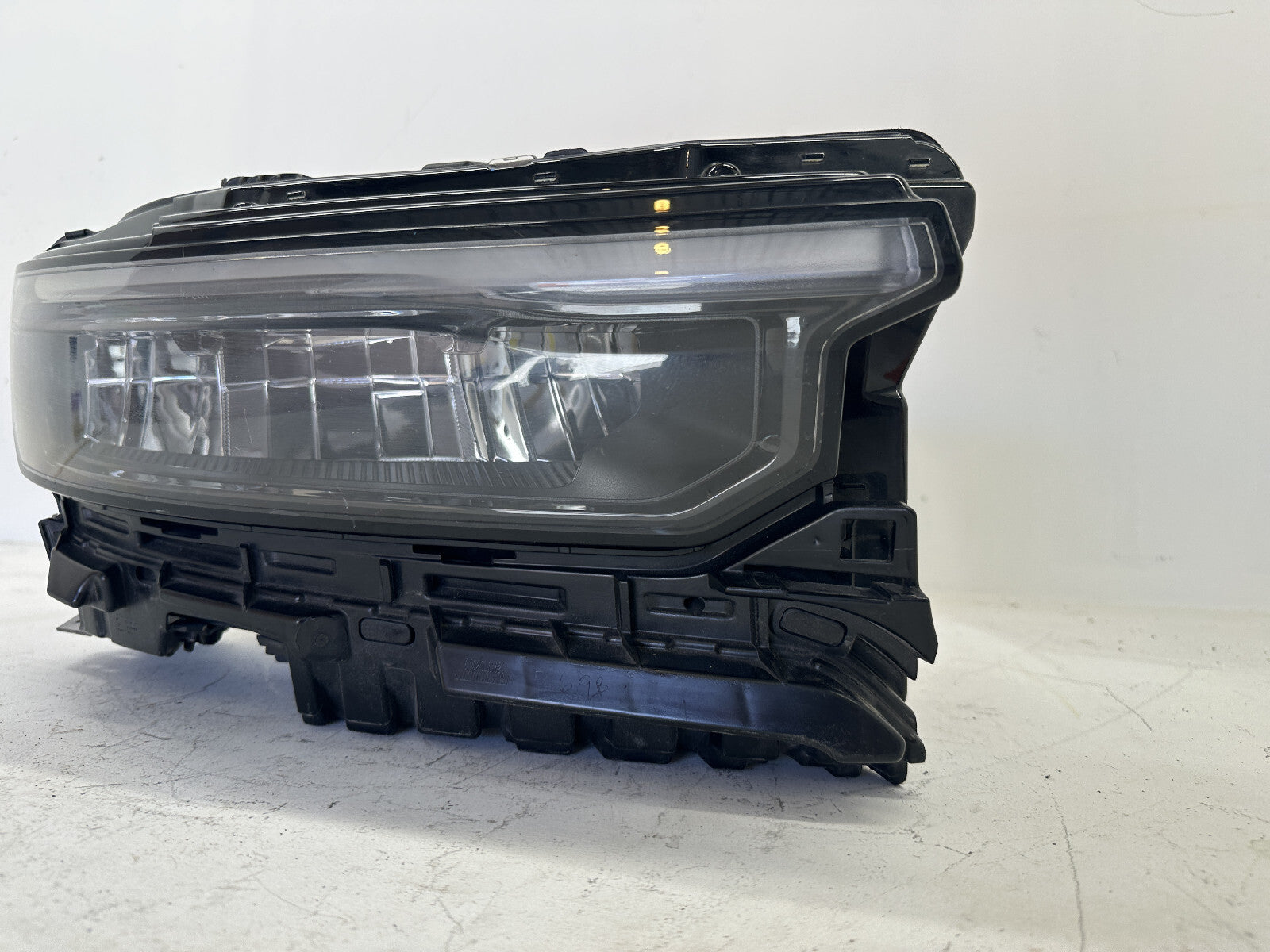 Headlight Damaged Passenger RH 21-2024 Jeep Grand Cherokee 20F68376992AE OEM