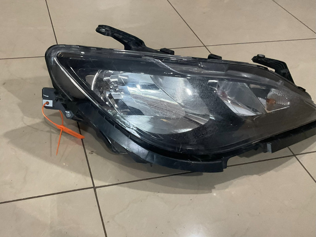 Headlight Right RH Passenger Chrysler Pacifica 2017-20 CAPA