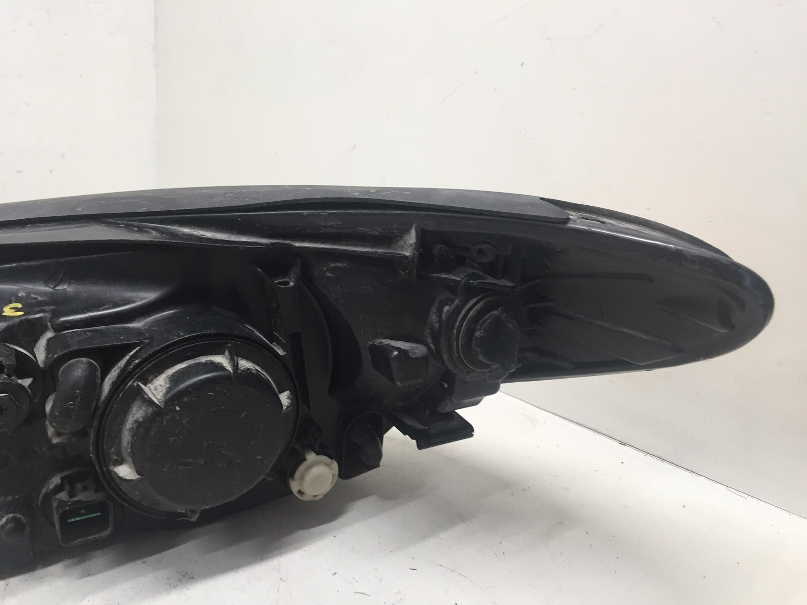 Headlight Damaged Right Passenger RH Hyundai Elantra 2010 921022H051 OEM