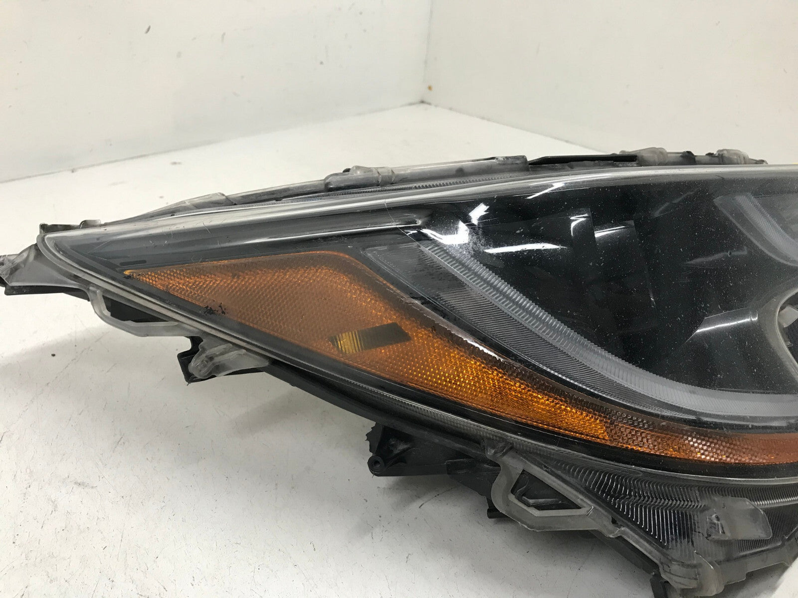 Headlight Damaged Right RH Toyota Corolla LE XLE Sedan 20-2021 81110-02S30 OEM