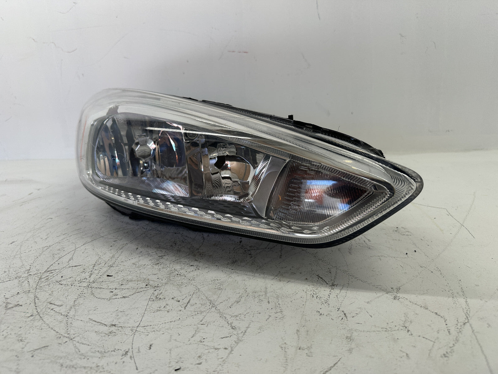Headlight Damaged Right Passenger RH 2015-18 Ford Focus FO2503340C/FO2502338 OEM