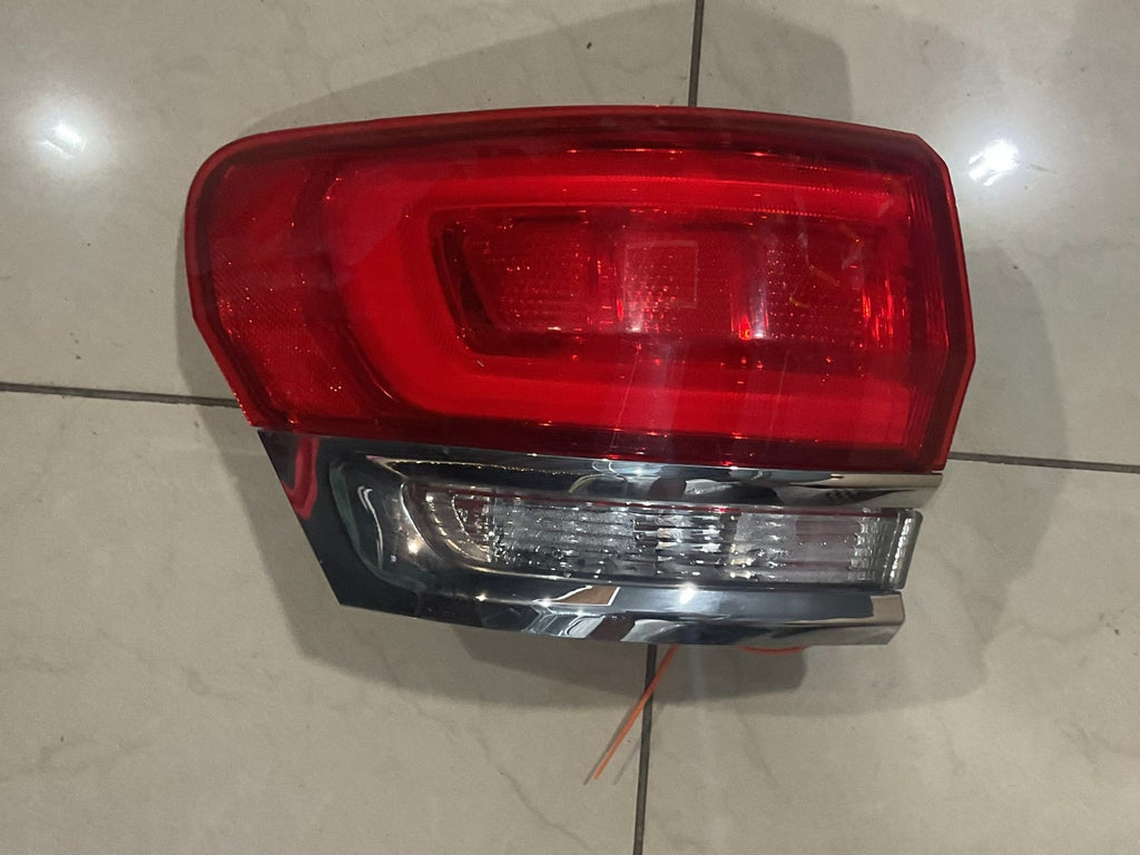 Tail light Left LH Driver 2014-2018 Jeep Grand Cherokee p68110017ae OEM