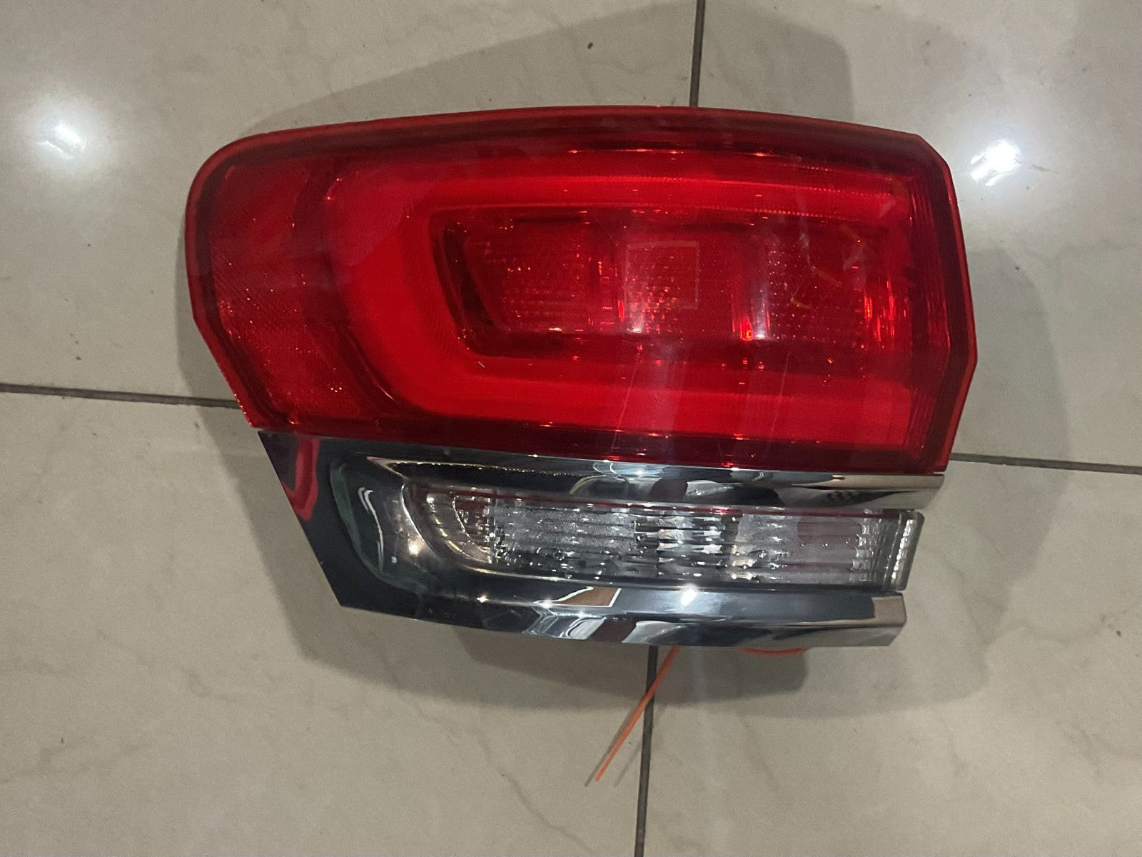 Tail light Left LH Driver 2014-2018 Jeep Grand Cherokee p68110017ae OEM