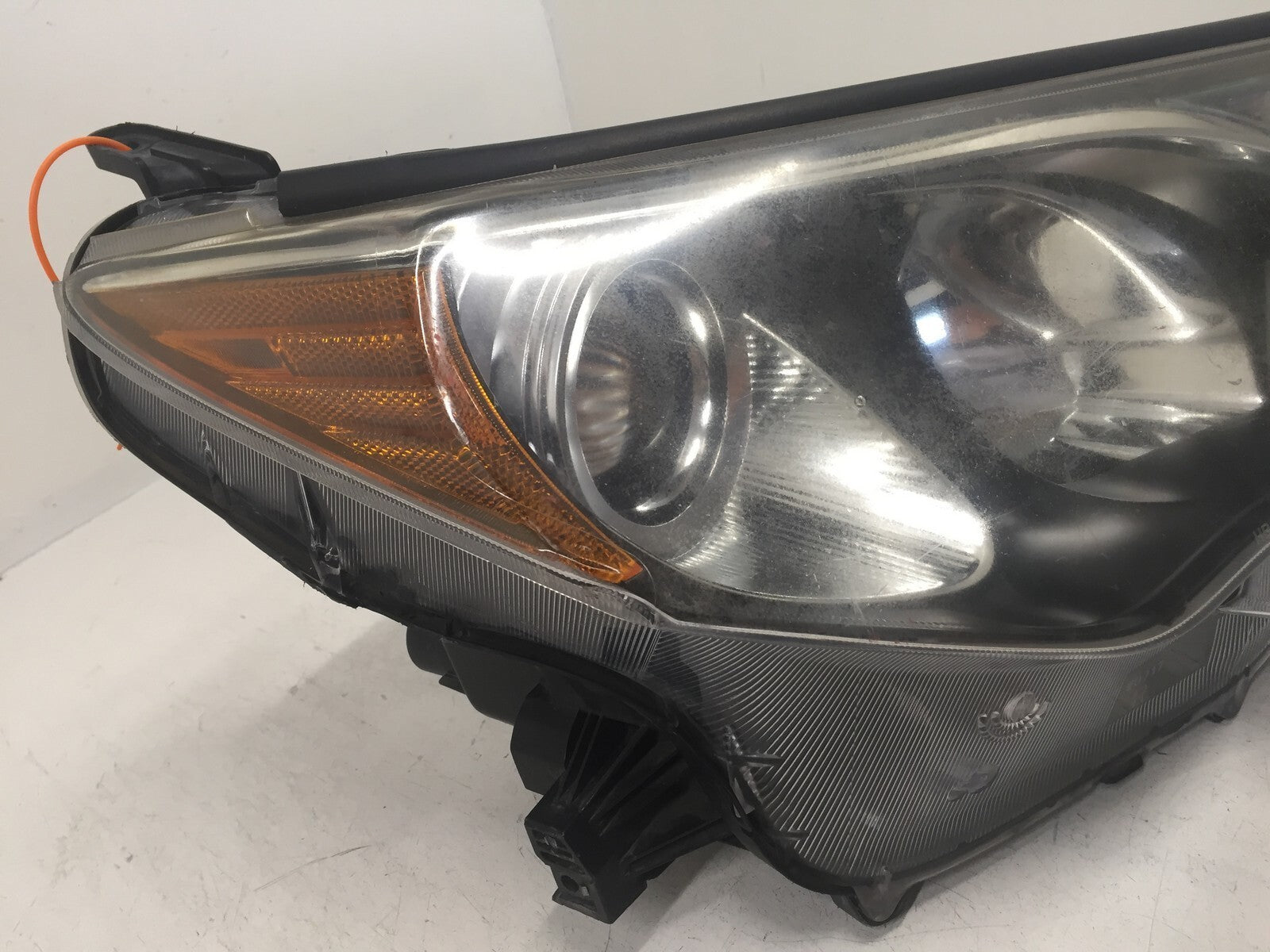 Headlight Damaged Halogen Passenger RH Toyota RAV4 2013-2015 81110-0R042 OEM