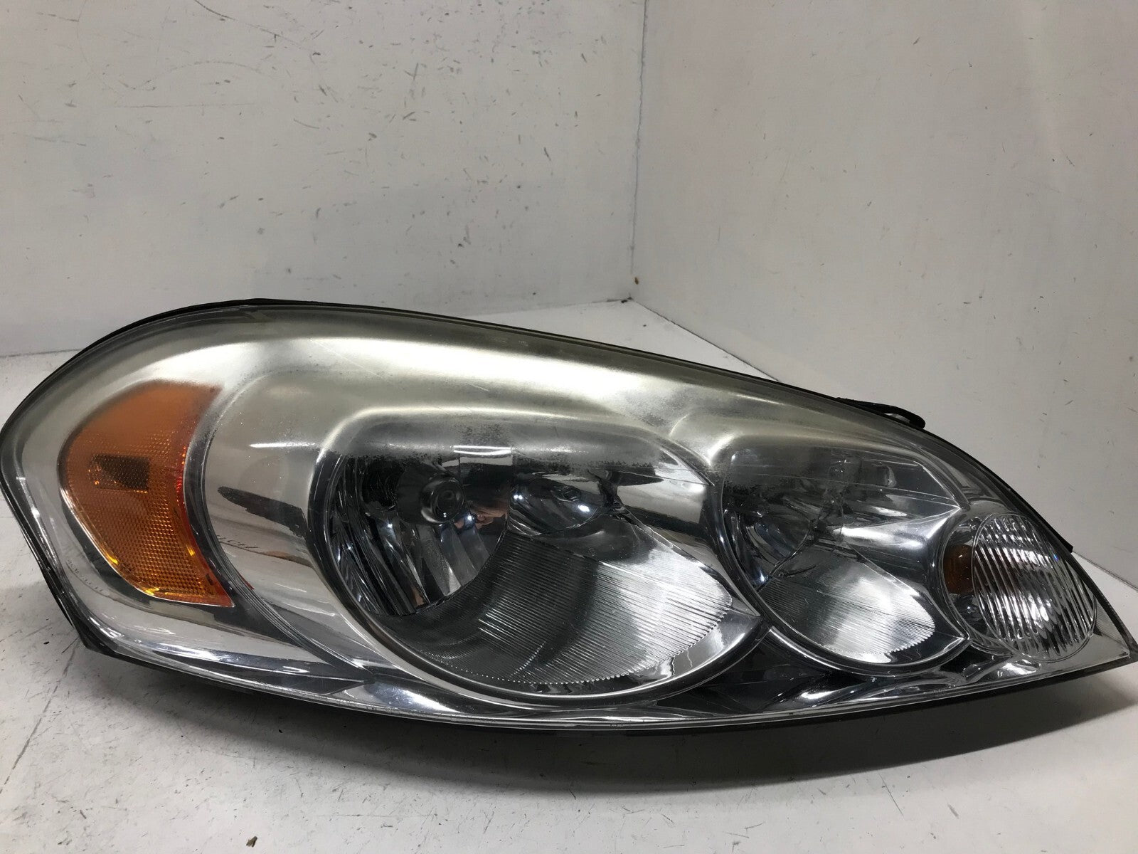 Headlight Damaged Passenger RH Chevy Impala Monte Carlo 2006-2016 25958360 OEM