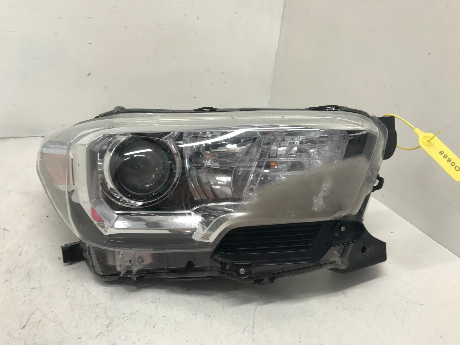 Headlight Damaged Passenger Right RH Toyota Tacoma 2016-2019 81110-04270 OEM
