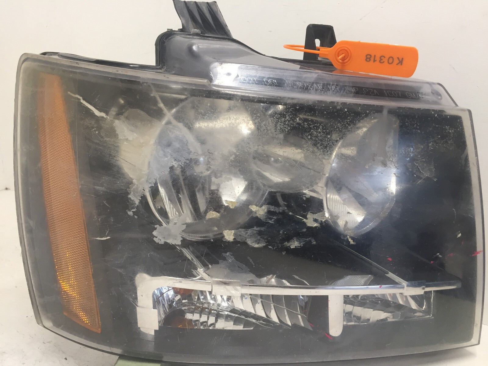 Headlight Damaged Lamp RH Chevy Tahoe Suburban Avalanche 07-2014 15895613 OEM